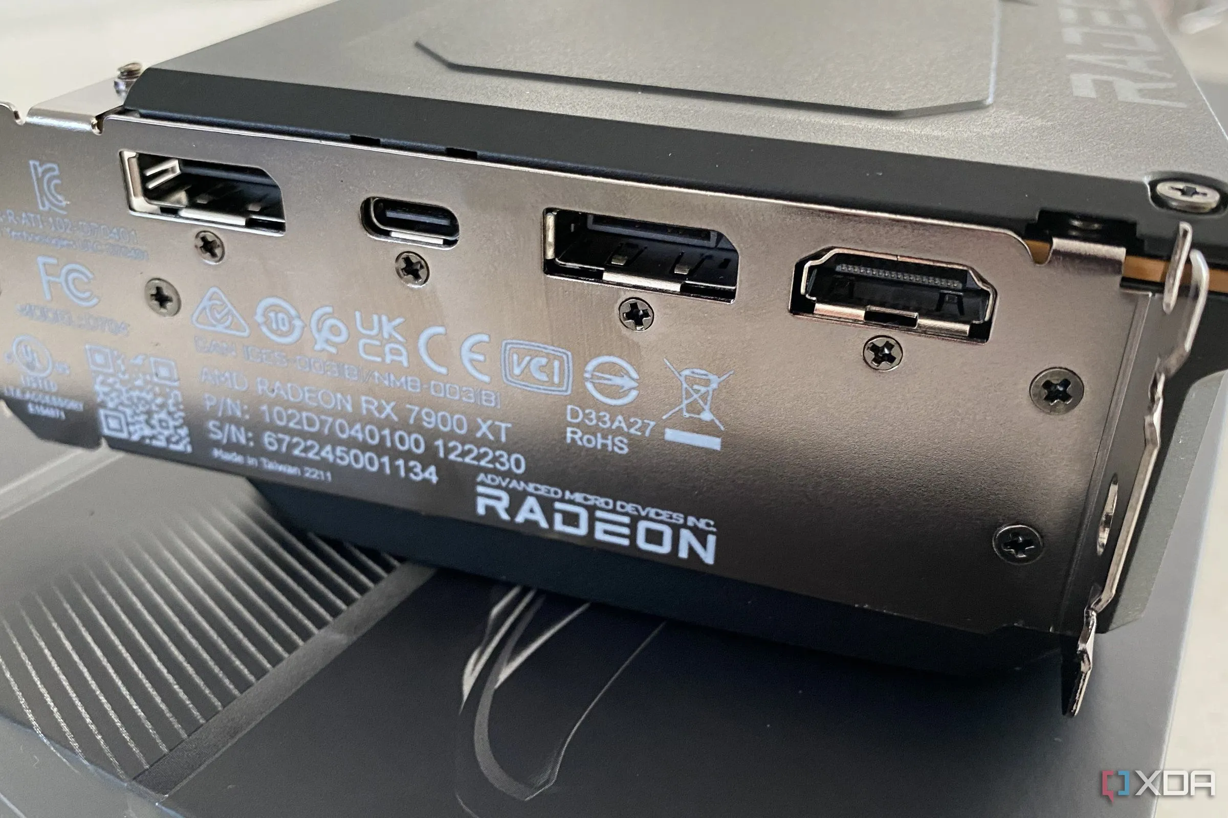 Card đồ họa AMD Radeon RX 7900 XT nhìn từ cổng kết nối