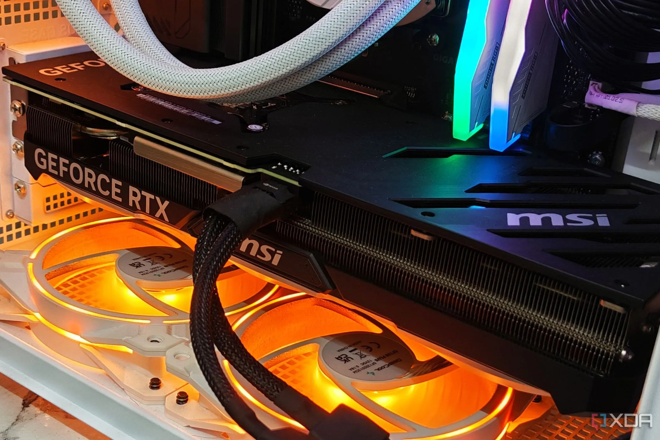Card đồ họa MSI GeForce RTX 4070 Ti Super Ventus 3X được lắp đặt trong máy tính cá nhân, minh họa kích thước lớn của GPU 3 khe cắm.