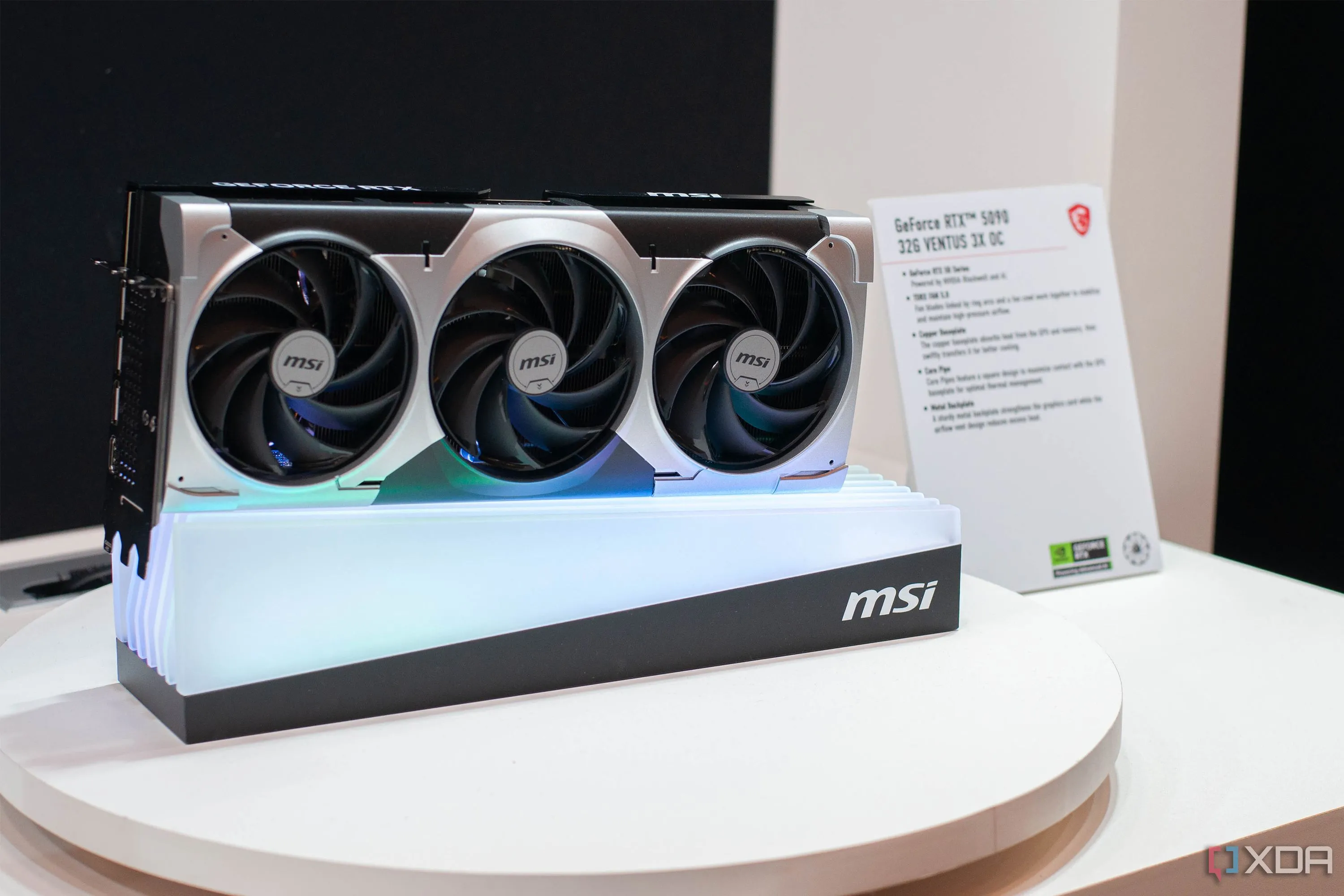 Card đồ họa MSI RTX 5090 tại CES 2025, minh họa cho chi phí đắt đỏ của GPU cao cấp dành cho 4K.