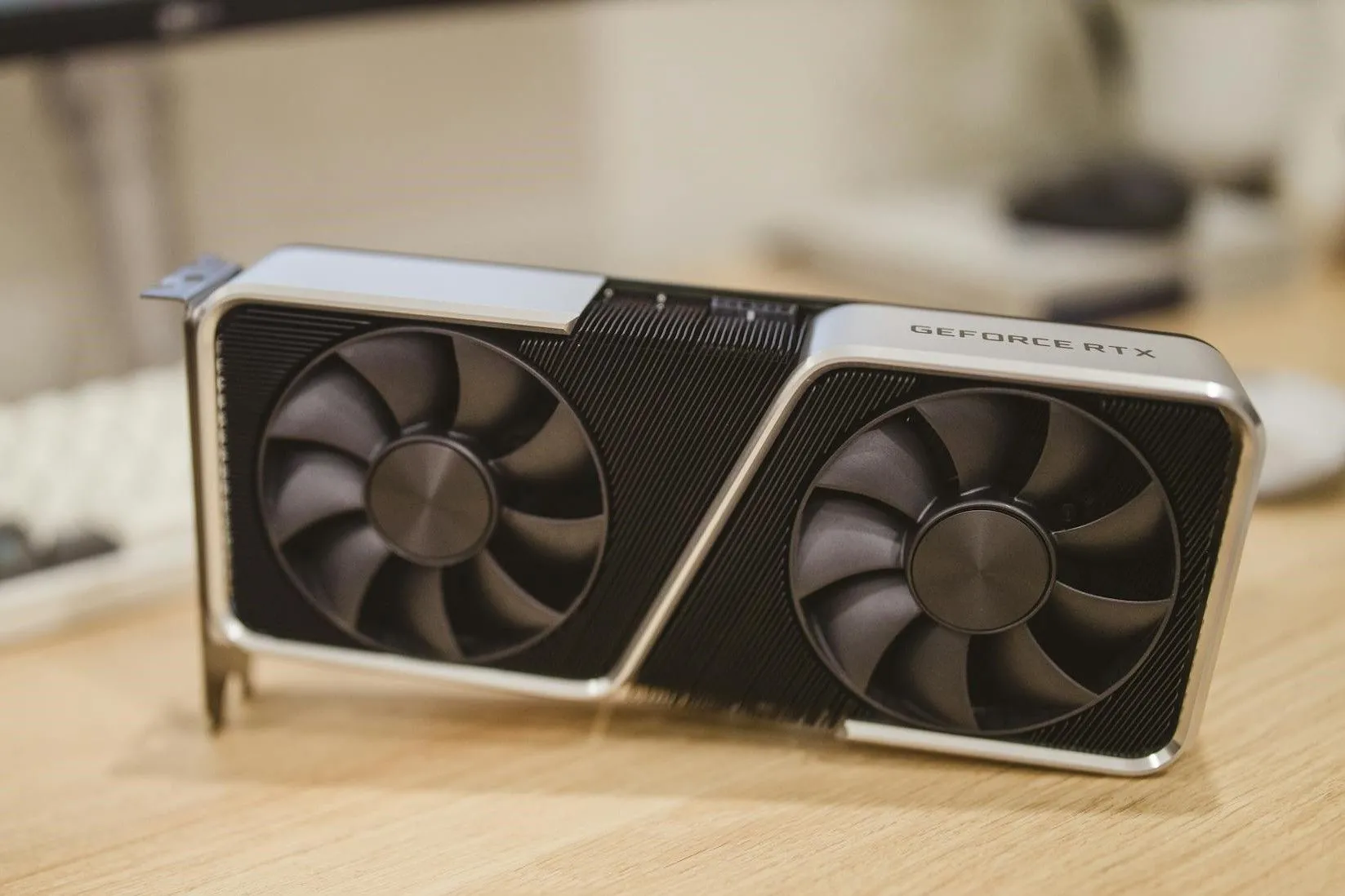 Card đồ họa NVIDIA GeForce RTX 3060 Ti Founders Edition đặt trên bàn