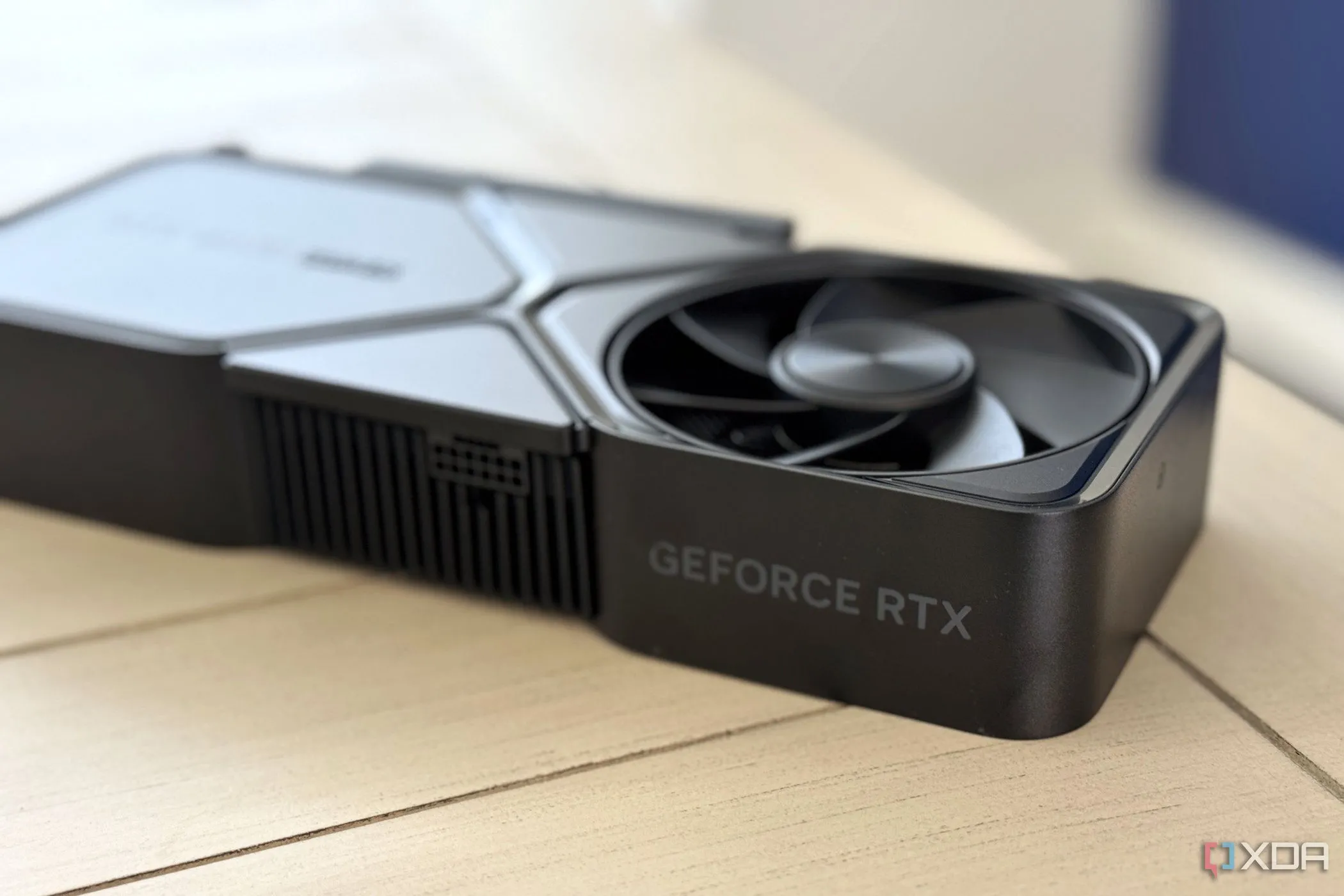 Card đồ họa NVIDIA GeForce RTX 4070 SUPER Founders Edition, minh họa sự hạn chế VRAM của một số dòng GPU