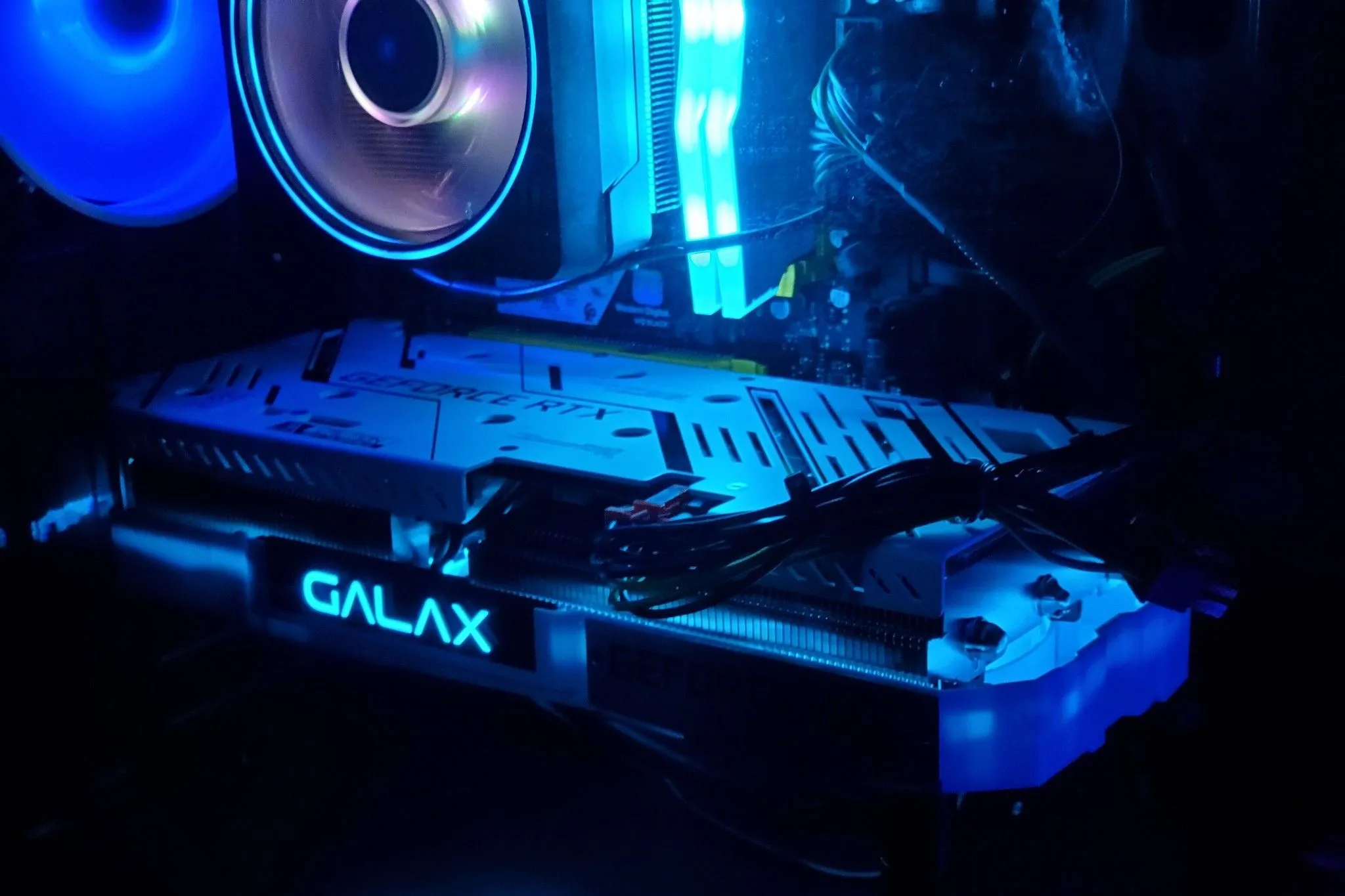 Card đồ họa RTX 3060 Ti của Galax được lắp đặt bên trong một hệ thống máy tính chơi game