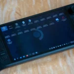 Chế độ Desktop trên Steam Deck OLED, minh họa khả năng linh hoạt của thiết bị khi cài đặt Windows để khắc phục hạn chế game Linux