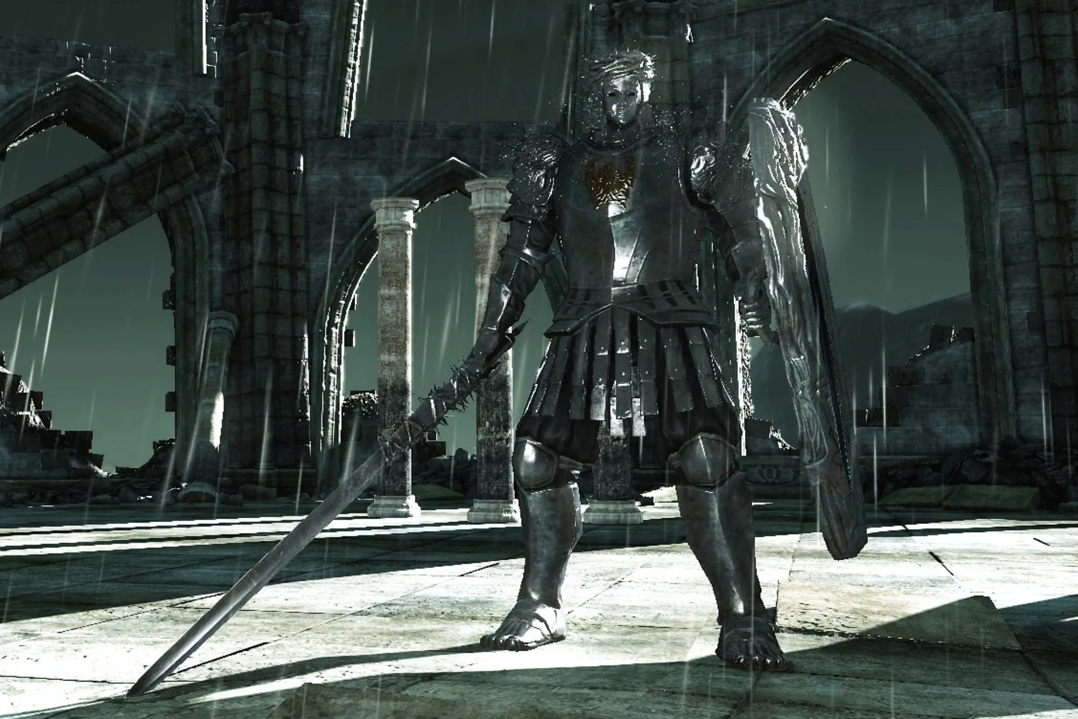 Chiến binh Looking Glass Knight uy nghi đứng trên đỉnh lâu đài trong cơn mưa, chiếc khiên phản chiếu hình ảnh của kẻ thách thức trong Dark Souls 2.