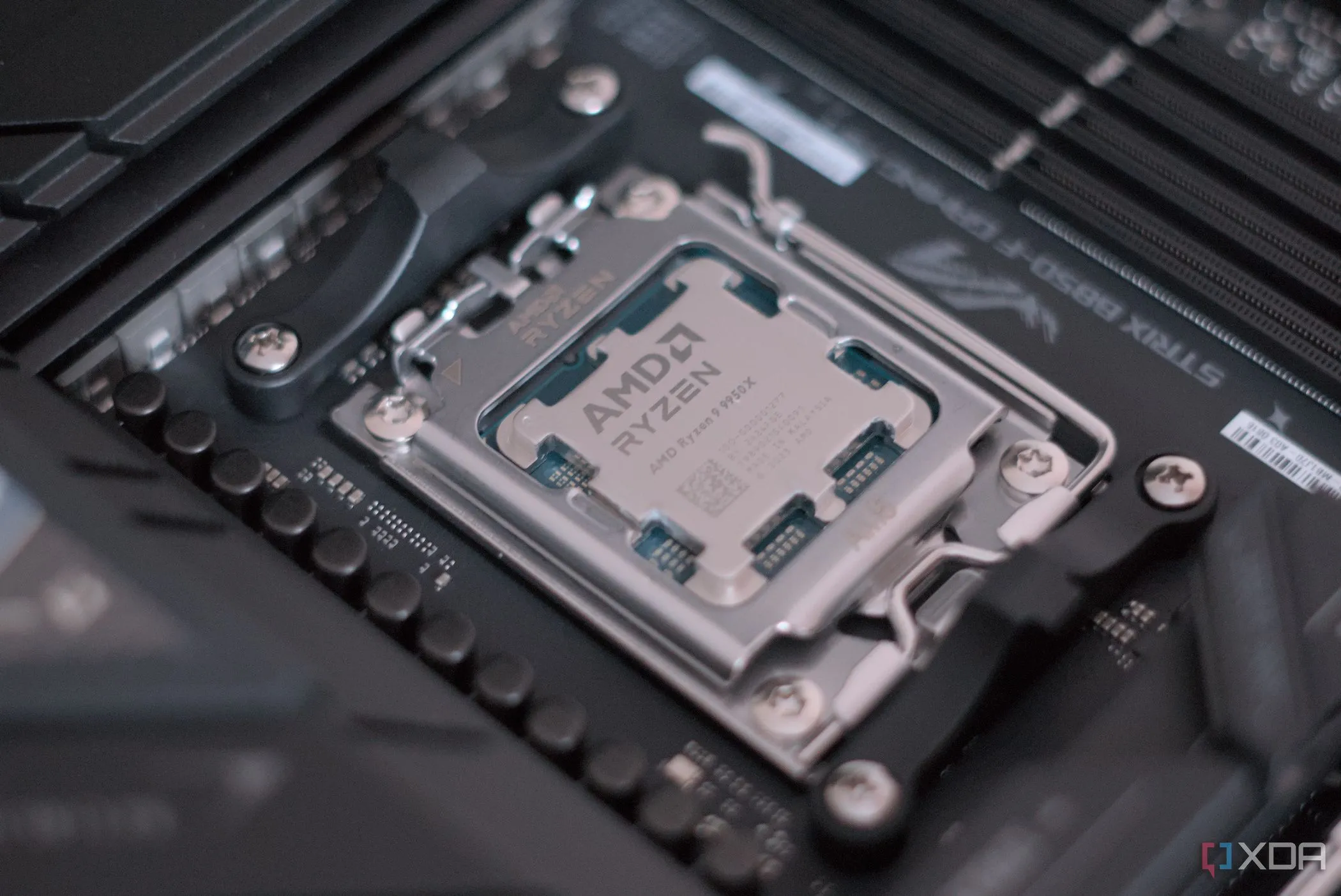 Chip CPU Intel Core i7-1065G7 lắp đặt trên bo mạch chủ Asus ROG Strix B850-F Gaming WiFi hiển thị thông số CPU
