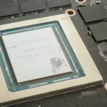 Chip GPU và các chip nhớ VRAM trên bo mạch card đồ họa, minh họa tầm quan trọng của dung lượng bộ nhớ GDDR
