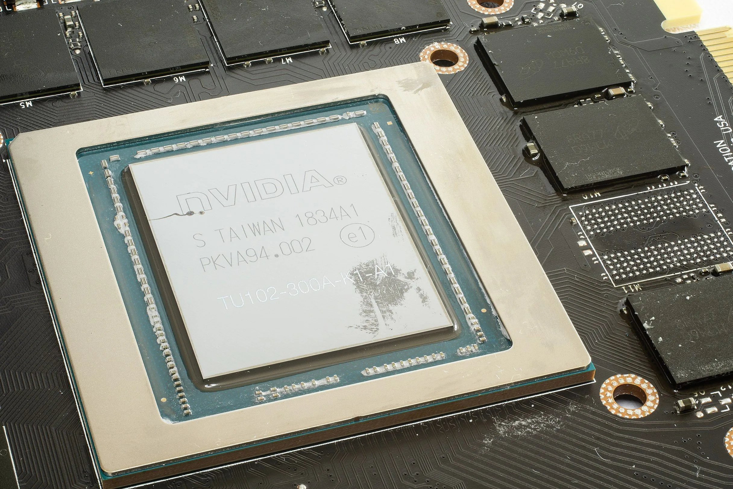 Chip GPU và các chip nhớ VRAM trên bo mạch card đồ họa, minh họa tầm quan trọng của dung lượng bộ nhớ GDDR