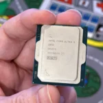 Chip Intel Core Ultra 9 285K trên đầu ngón tay
