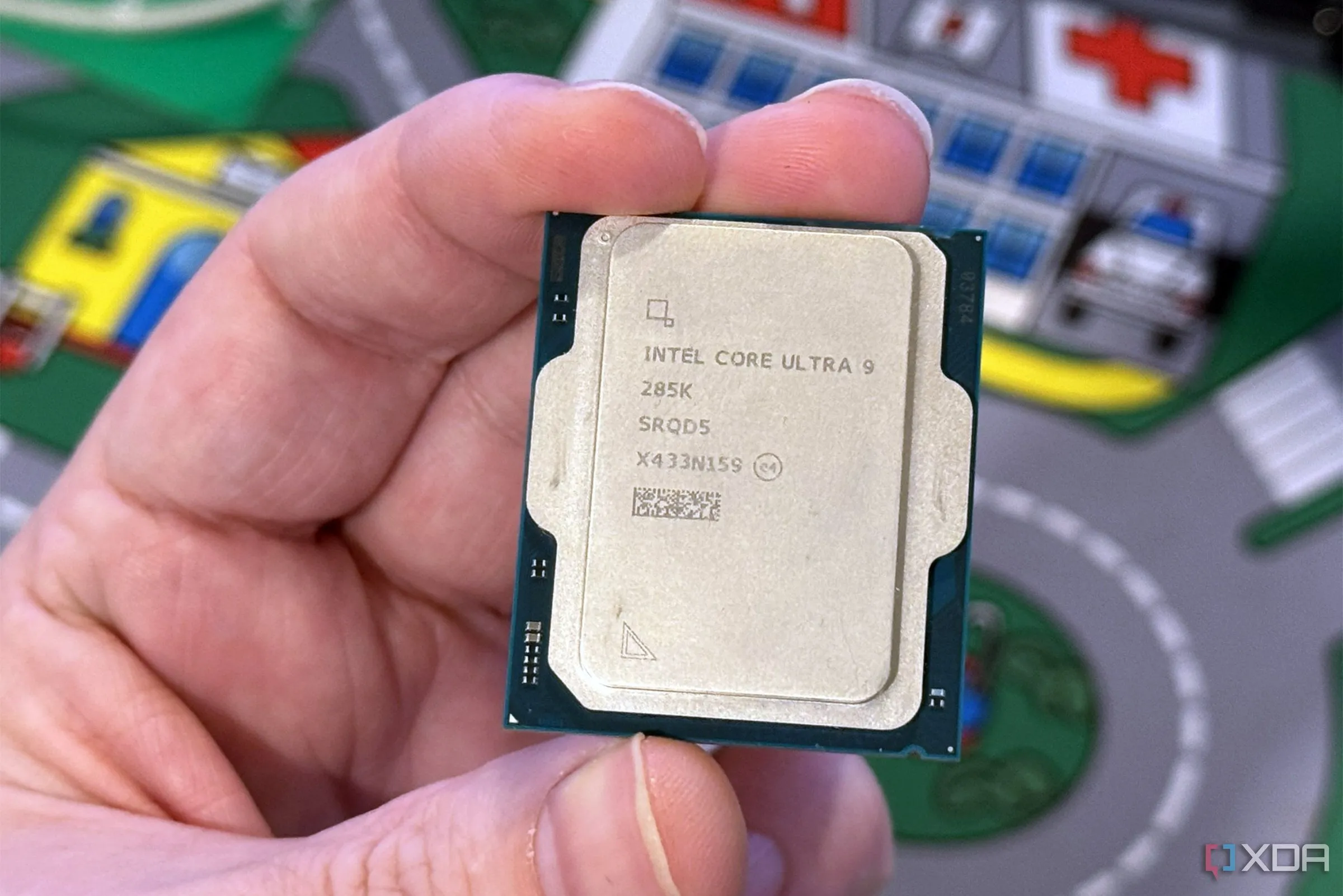 Chip Intel Core Ultra 9 285K trên đầu ngón tay
