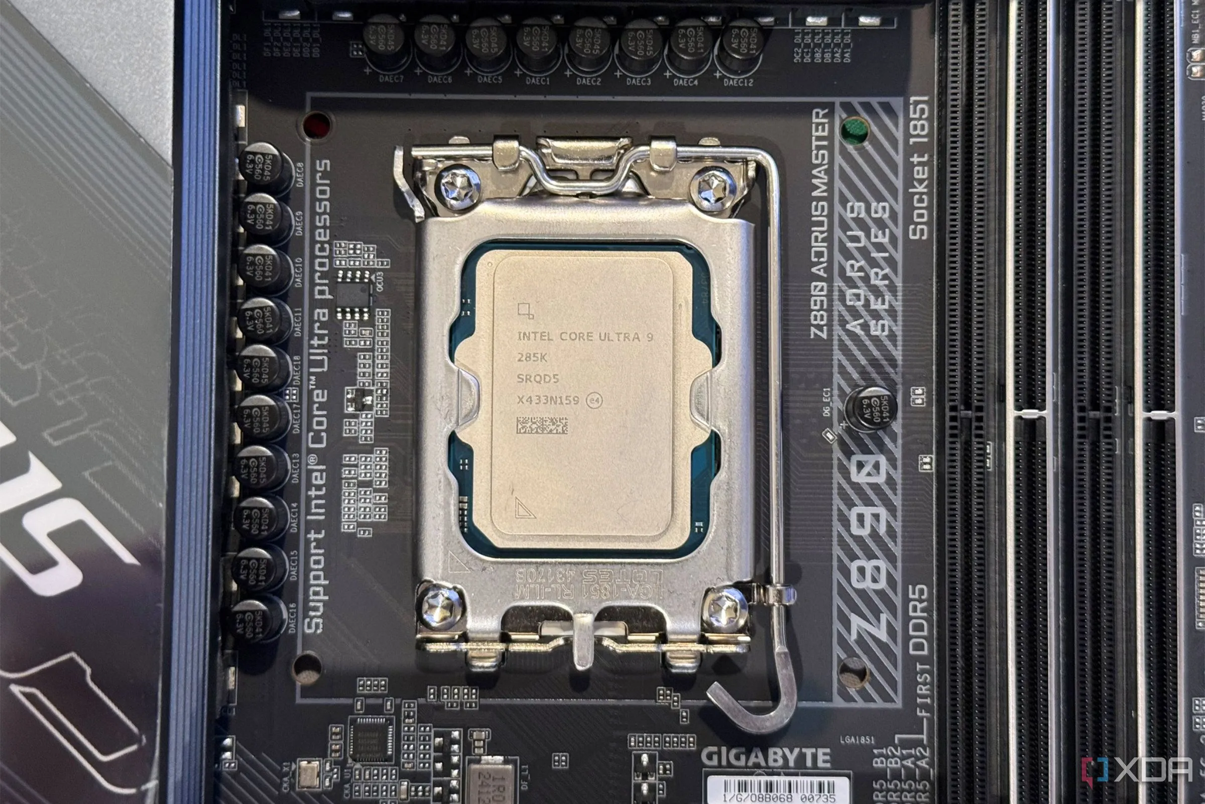 Chip Intel Core Ultra 9 285K trên socket bo mạch chủ, minh họa cho tầm quan trọng của C-states trong quản lý điện năng CPU