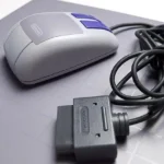 Chuột và bàn rê SNES cùng hộp game Mario Paint, biểu tượng phụ kiện chơi game độc đáo