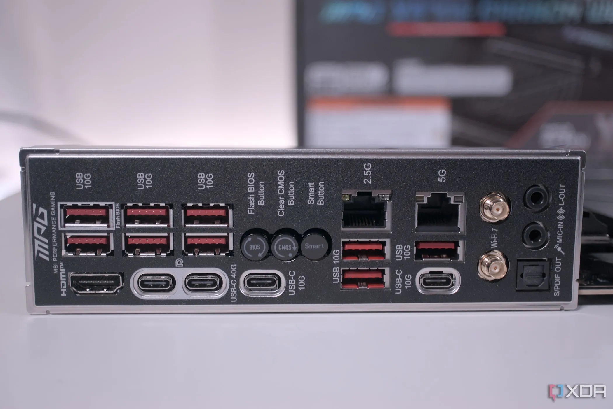 Cổng I/O phía sau của bo mạch chủ MSI MPG X870E Carbon WiFi