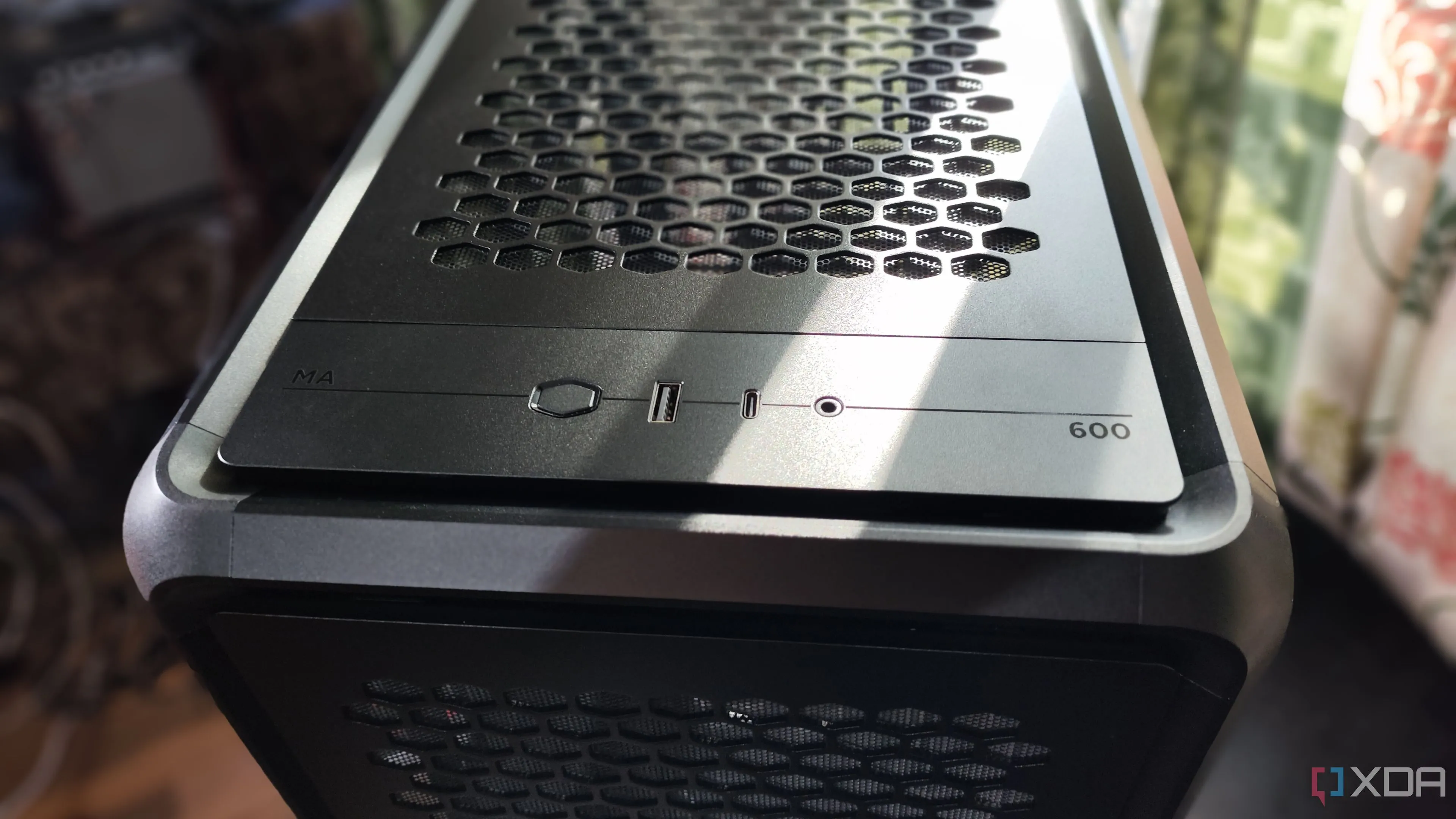 Cổng kết nối I/O hạn chế trên mặt trước vỏ case Cooler Master MasterFrame 600