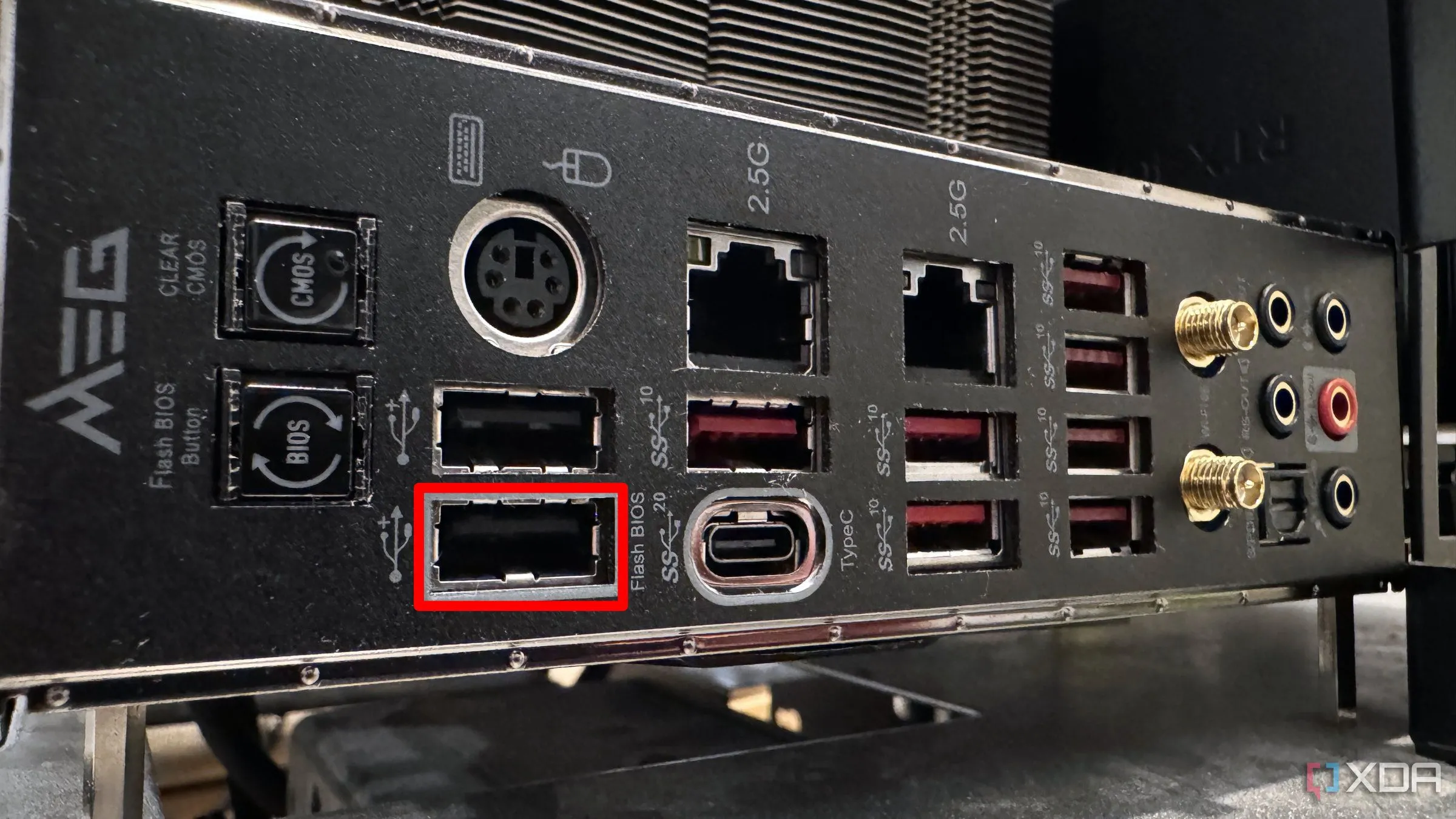 Cổng USB BIOS Flashback trên bảng điều khiển I/O phía sau của bo mạch chủ MSI Z690 Unify-X