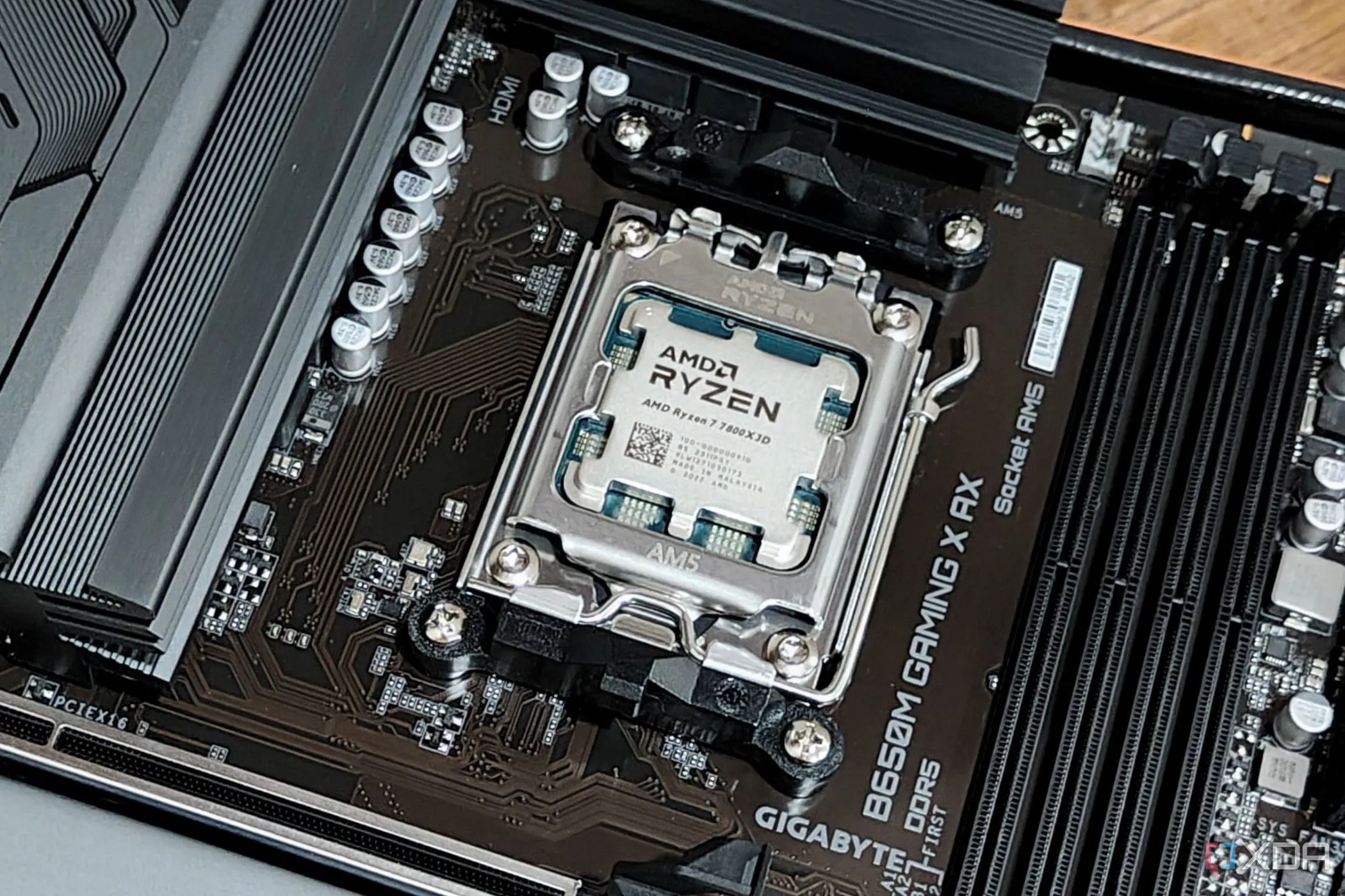 CPU AMD Ryzen 7 7800X3D được cài đặt trên bo mạch chủ