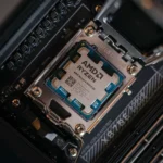 CPU AMD Ryzen 9 9950X3D được gắn trên bo mạch chủ