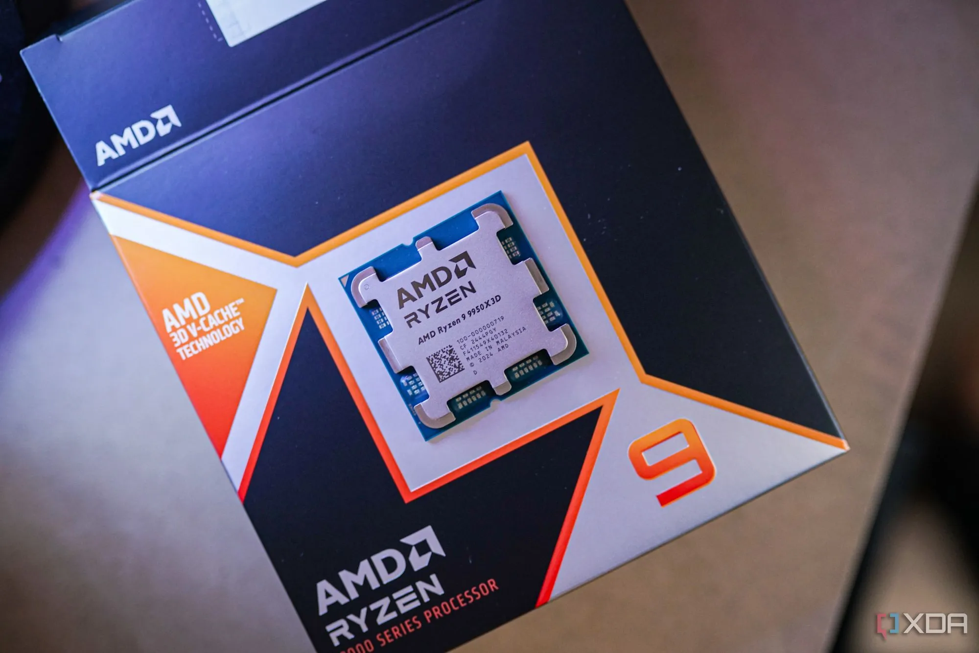 CPU AMD Ryzen 9 9950X3D nằm trên hộp, minh họa cho việc undervolt CPU hiệu quả