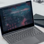 Dashboard tự host trên laptop, biểu tượng cho quyền kiểm soát và tùy chỉnh hệ thống gaming cá nhân.