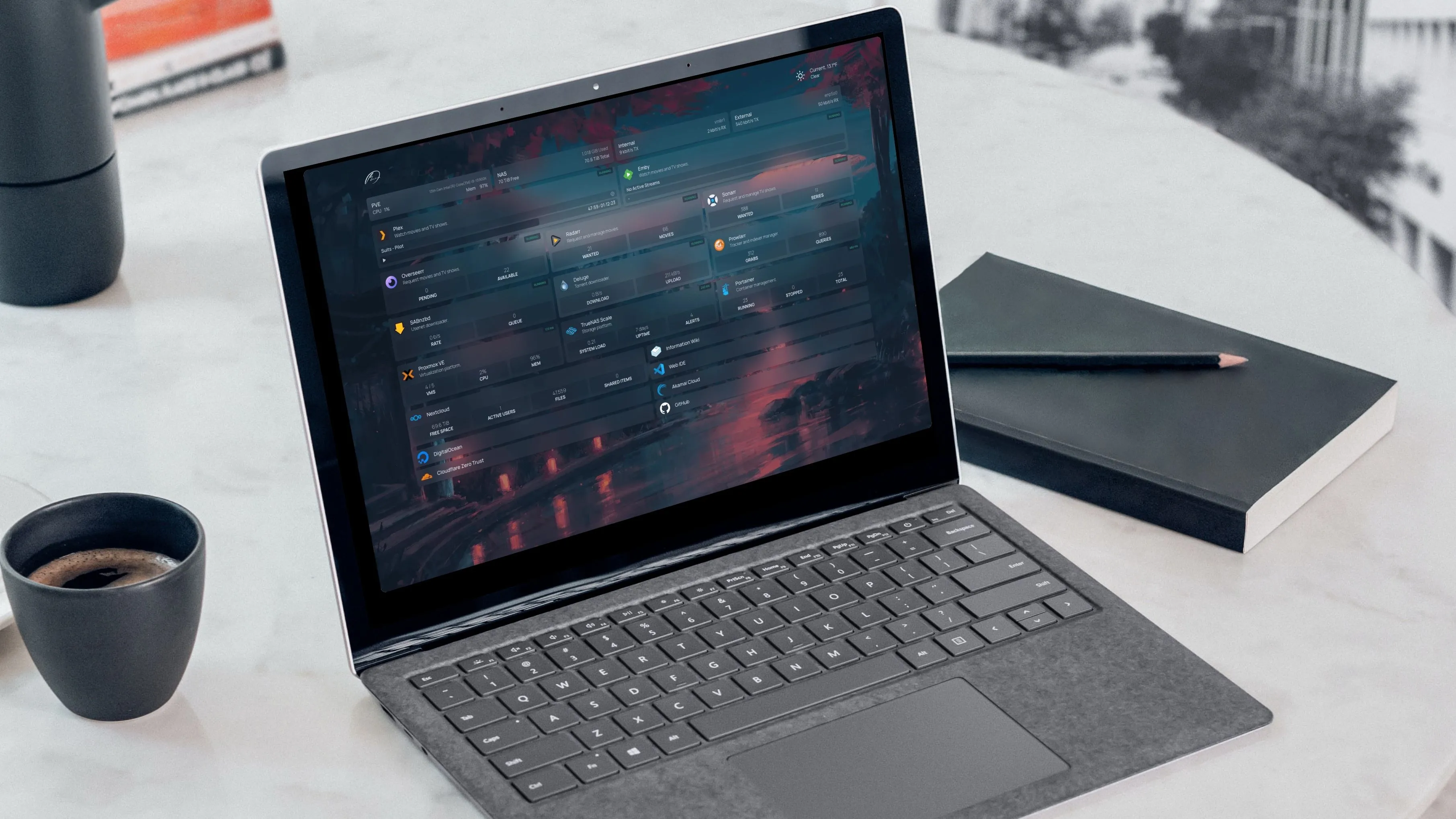 Dashboard tự host trên laptop, biểu tượng cho quyền kiểm soát và tùy chỉnh hệ thống gaming cá nhân.