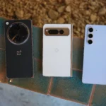 Điện thoại gập OnePlus Open đang mở, đại diện cho những khó khăn của smartphone gập trước đây