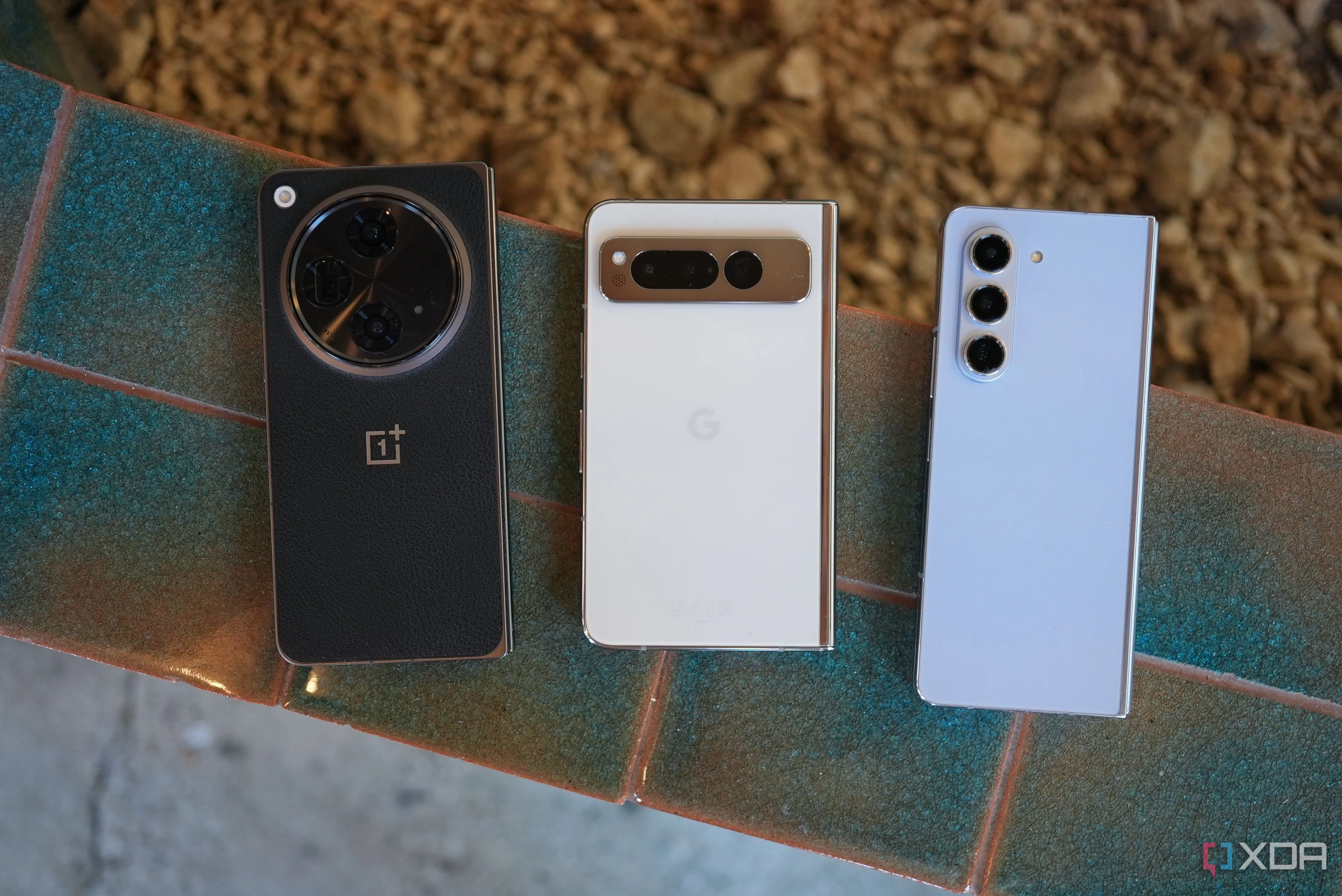 Điện thoại gập OnePlus Open đang mở, đại diện cho những khó khăn của smartphone gập trước đây