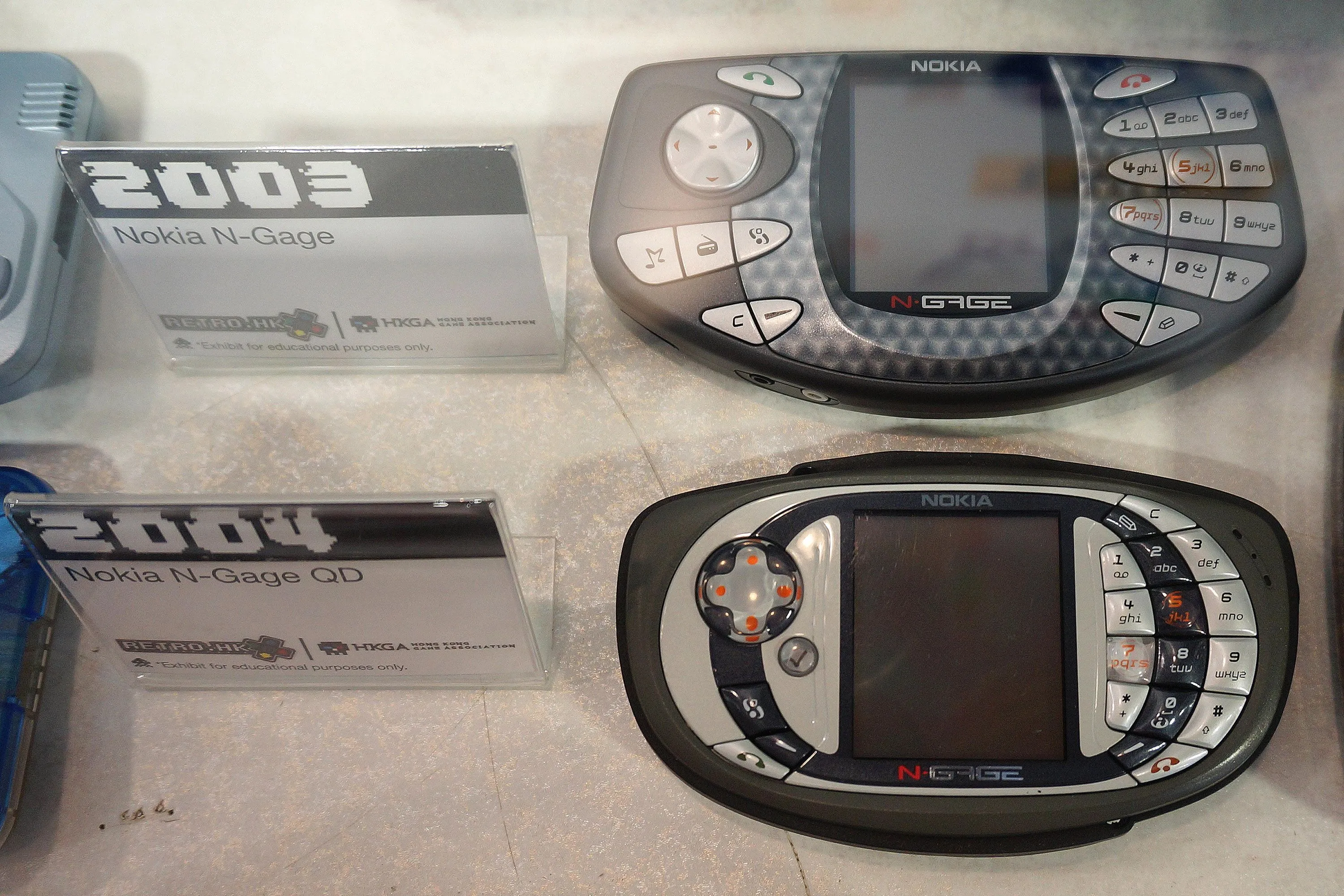 Điện thoại kiêm máy chơi game Nokia N-Gage và N-Gage QD với thiết kế &quot;taco phone&quot; độc đáo