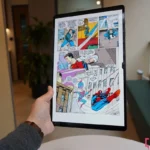 Đọc truyện tranh trên máy tính bảng Samsung Galaxy Tab S8 Ultra với màn hình lớn, thể hiện khả năng đọc tập trung và trải nghiệm hình ảnh rõ nét. (Ảnh minh họa)