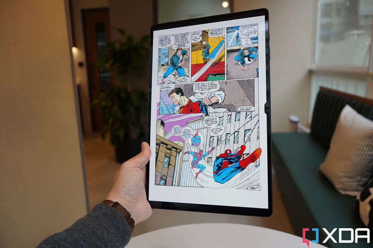 Đọc truyện tranh trên máy tính bảng Samsung Galaxy Tab S8 Ultra với màn hình lớn, thể hiện khả năng đọc tập trung và trải nghiệm hình ảnh rõ nét. (Ảnh minh họa)