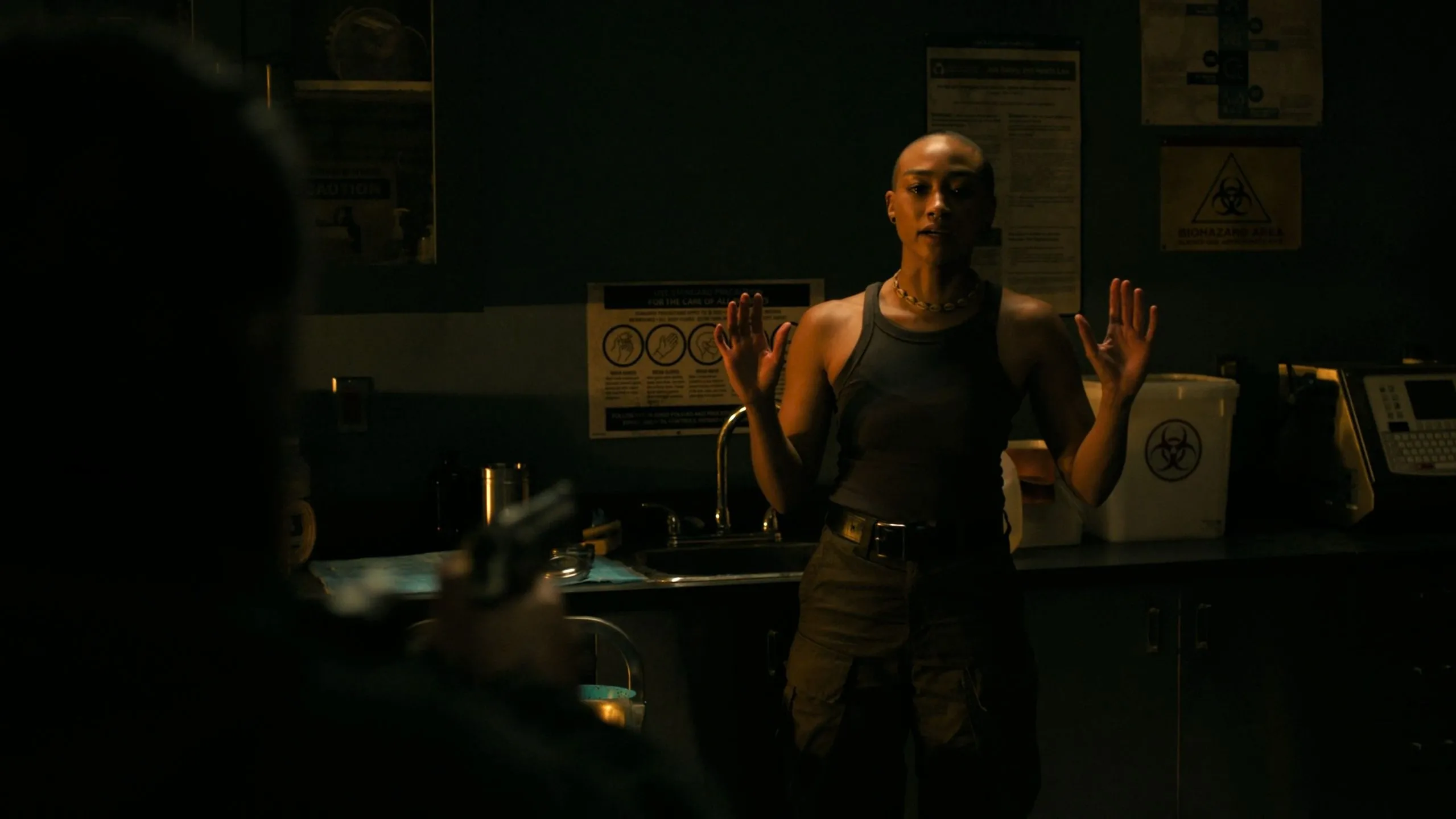 Ellie chĩa súng vào Nora trong cảnh đối đầu căng thẳng tại bệnh viện trong tập 5 The Last of Us mùa 2 của HBO, mở ra nút thắt quan trọng trong cốt truyện.