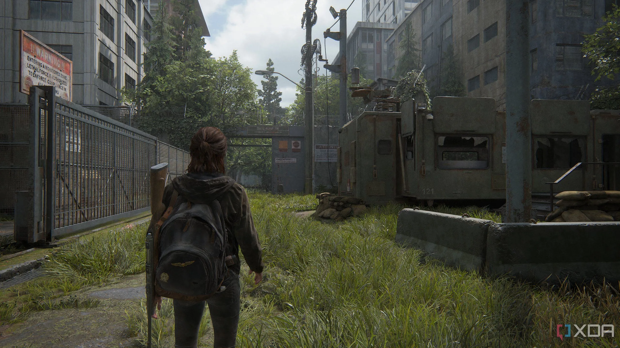 Ellie khám phá khu phức hợp quân sự trong The Last of Us Part II Remastered