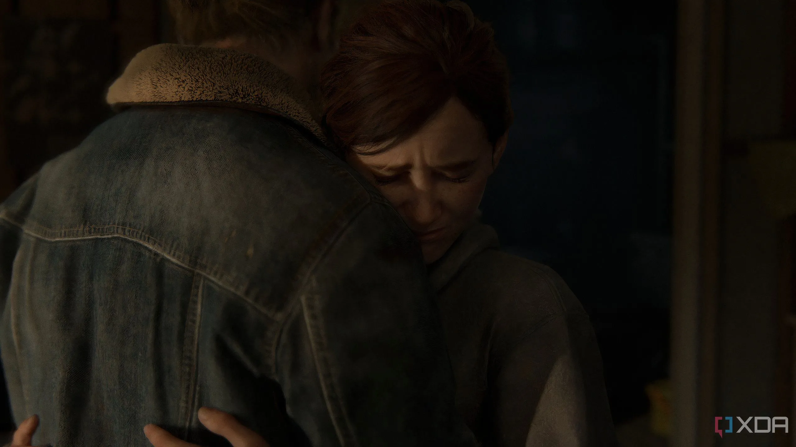 Ellie ôm Tommy trong cảnh game The Last of Us Part II Remastered