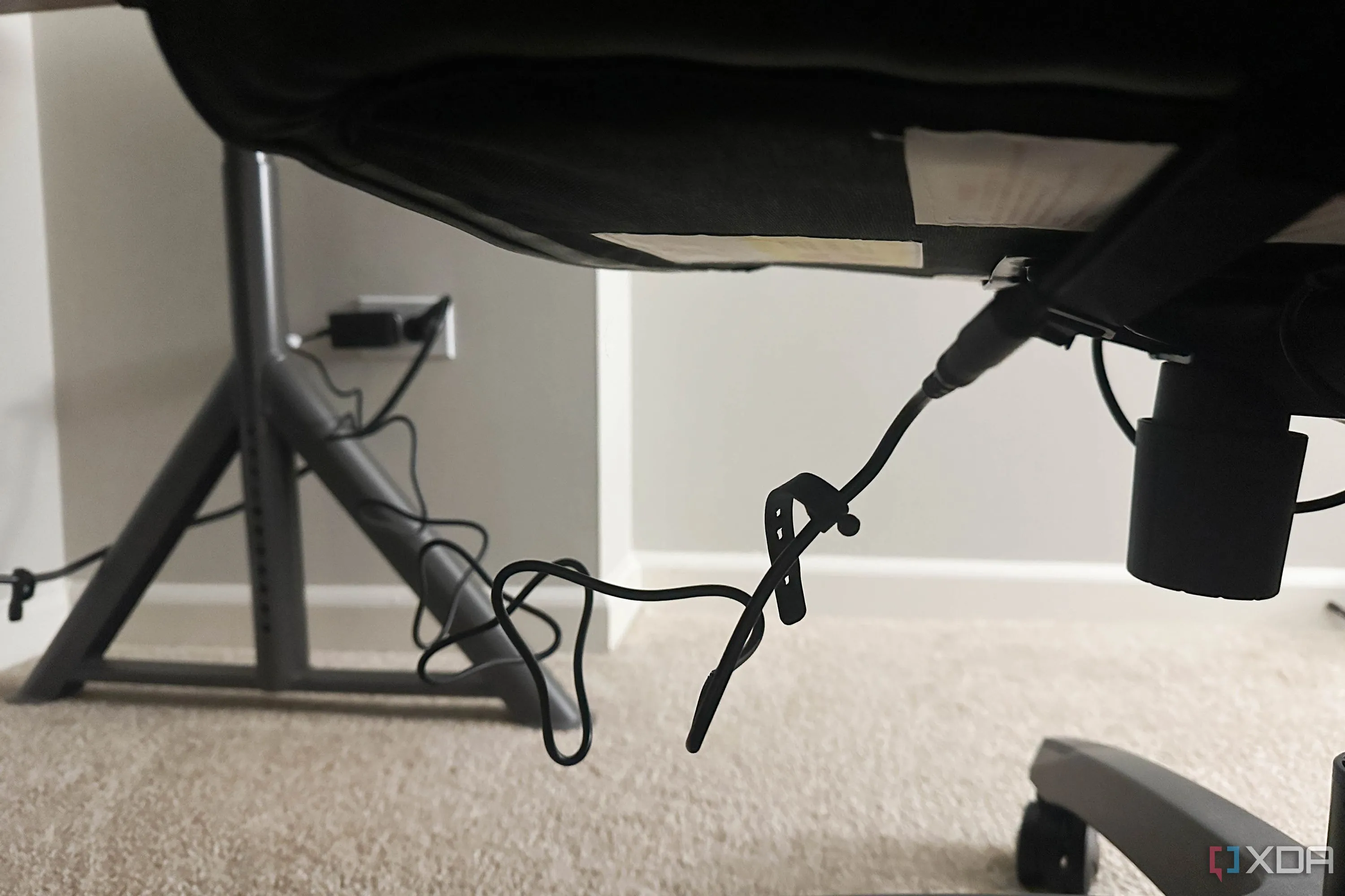Ghế đệm Razer Freyja đang được cắm dây nguồn, minh họa vấn đề dây cáp khi sử dụng haptic feedback.