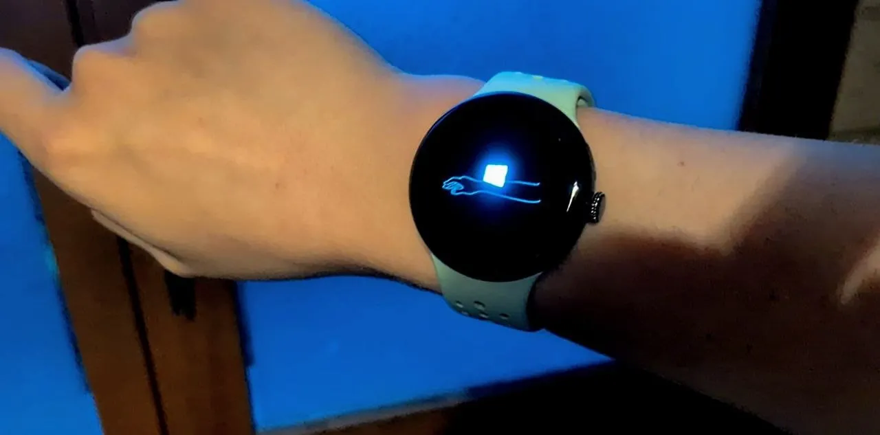 Giao diện dòng lệnh Command Prompt của Windows PE chạy trên màn hình Google Pixel Watch 3
