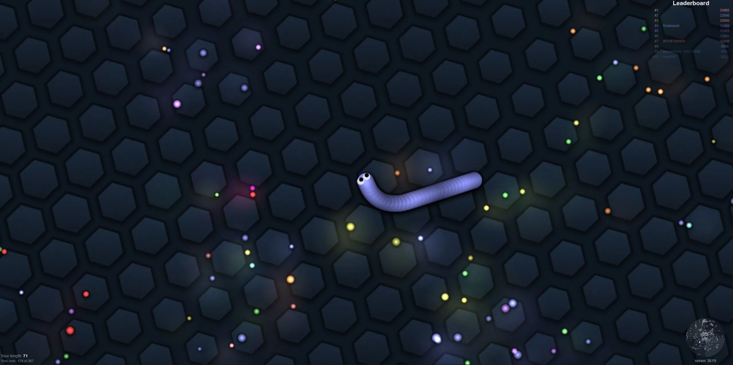 Giao diện game Slither.io trên trình duyệt web, hiển thị nhiều con rắn màu sắc khác nhau đang cạnh tranh