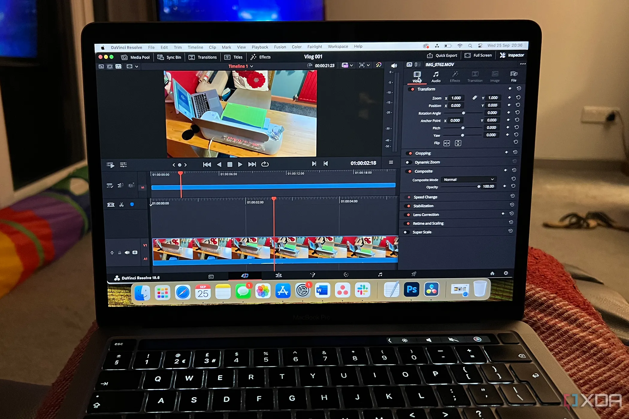 Giao diện phần mềm chỉnh sửa video DaVinci Resolve đang chạy trên một chiếc MacBook, minh họa tác vụ đòi hỏi khả năng đa nhiệm và bộ nhớ lớn