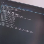 Giao diện terminal hiển thị các gói ứng dụng được quản lý bởi AUR trong Arch Linux, minh họa tính linh hoạt của kho phần mềm này.
