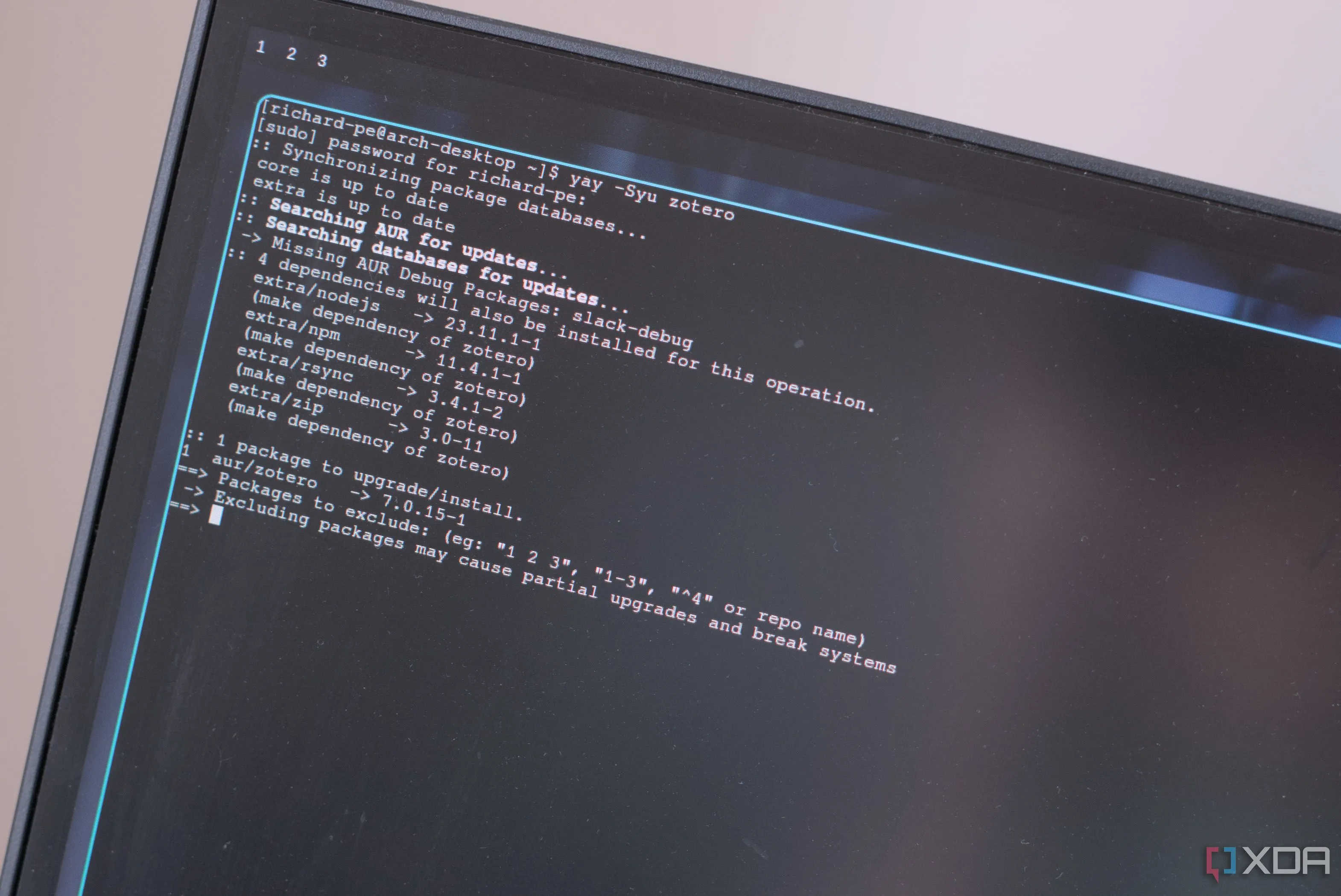 Giao diện terminal hiển thị các gói ứng dụng được quản lý bởi AUR trong Arch Linux, minh họa tính linh hoạt của kho phần mềm này.