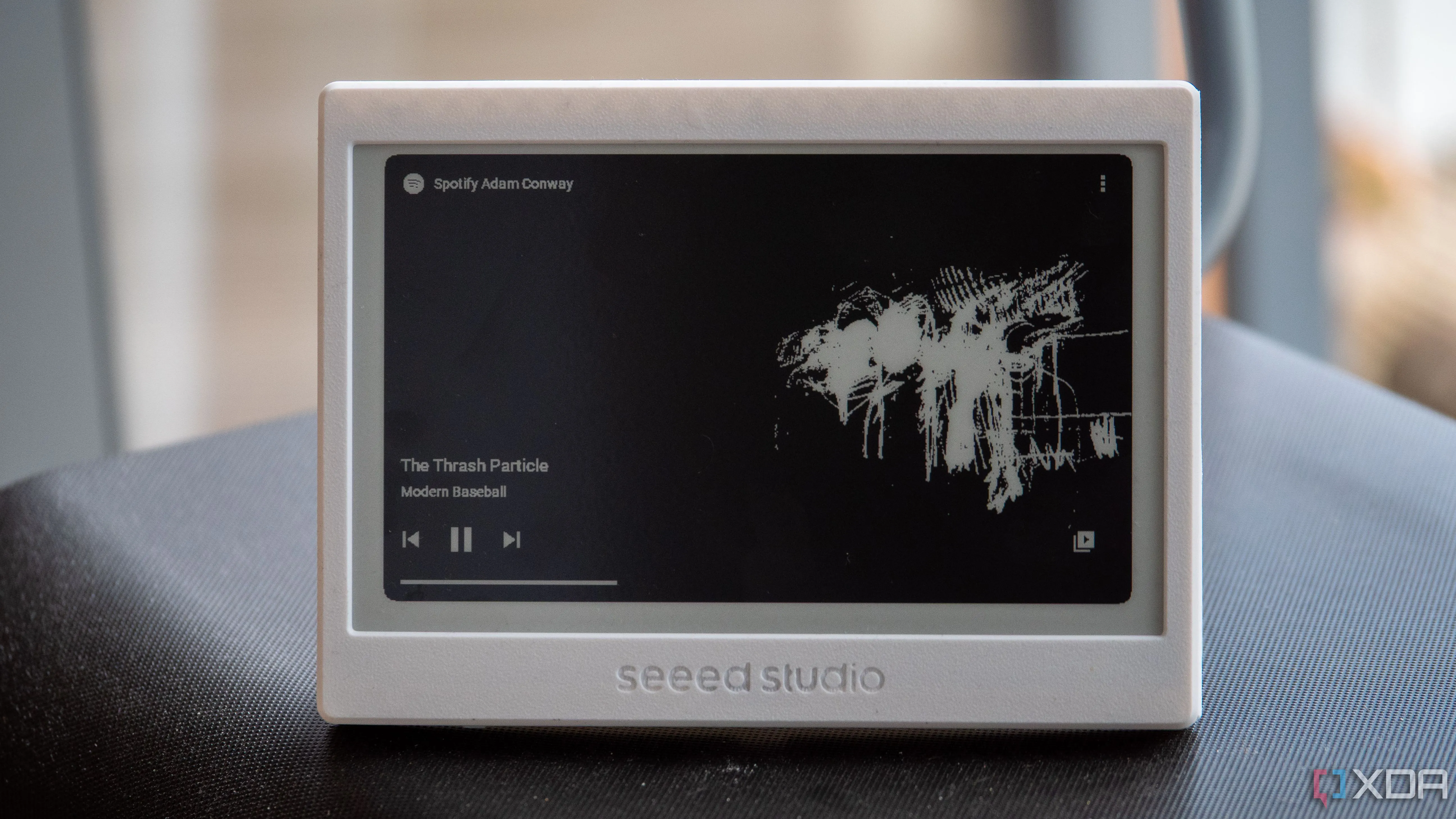 Giao diện TRMNL trên màn hình e-ink hiển thị trình phát nhạc Spotify