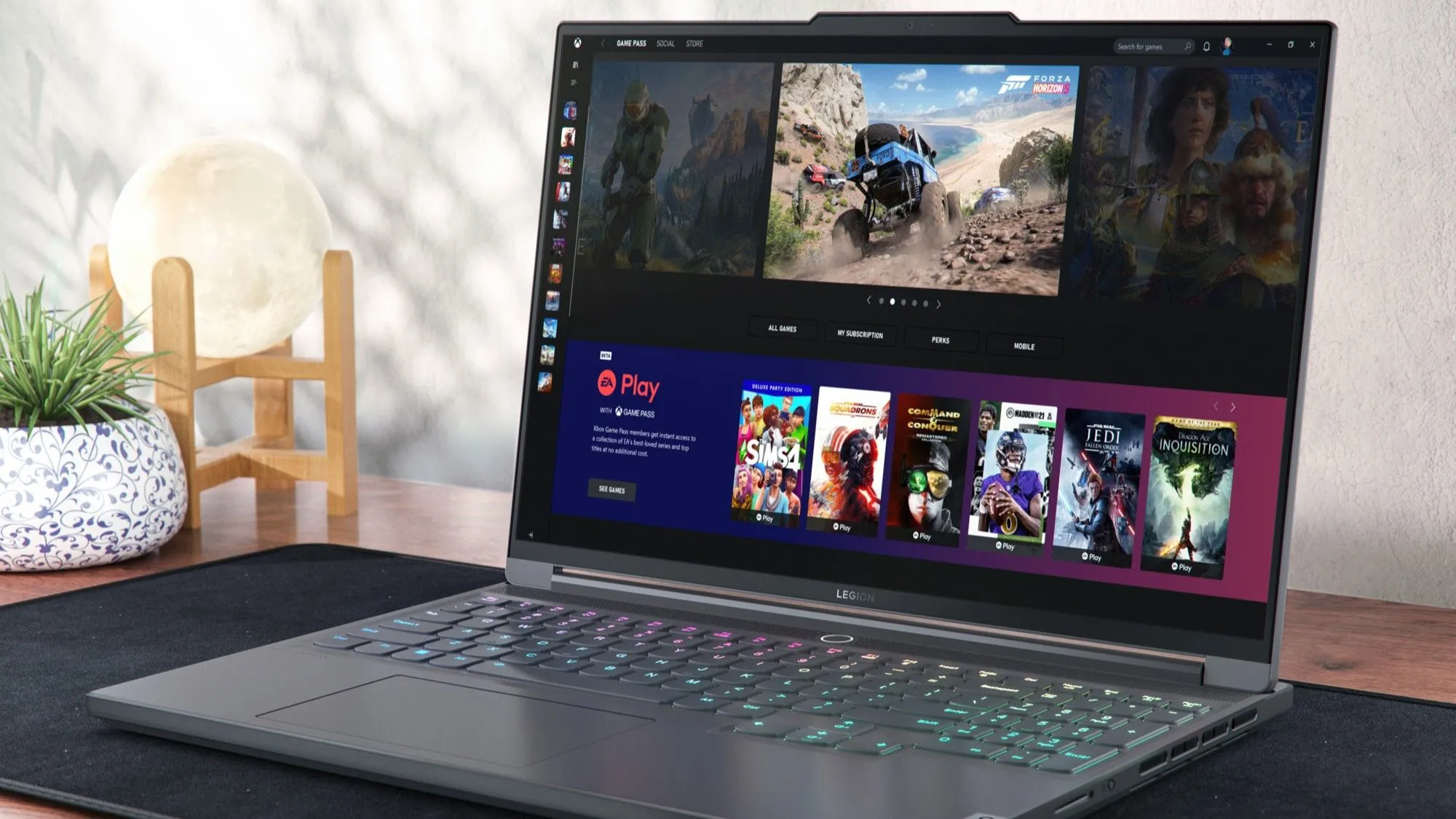 Giao diện Xbox Game Pass trên laptop Legion Slim 7i, minh họa tùy chọn chơi Doom: The Dark Ages qua Game Pass