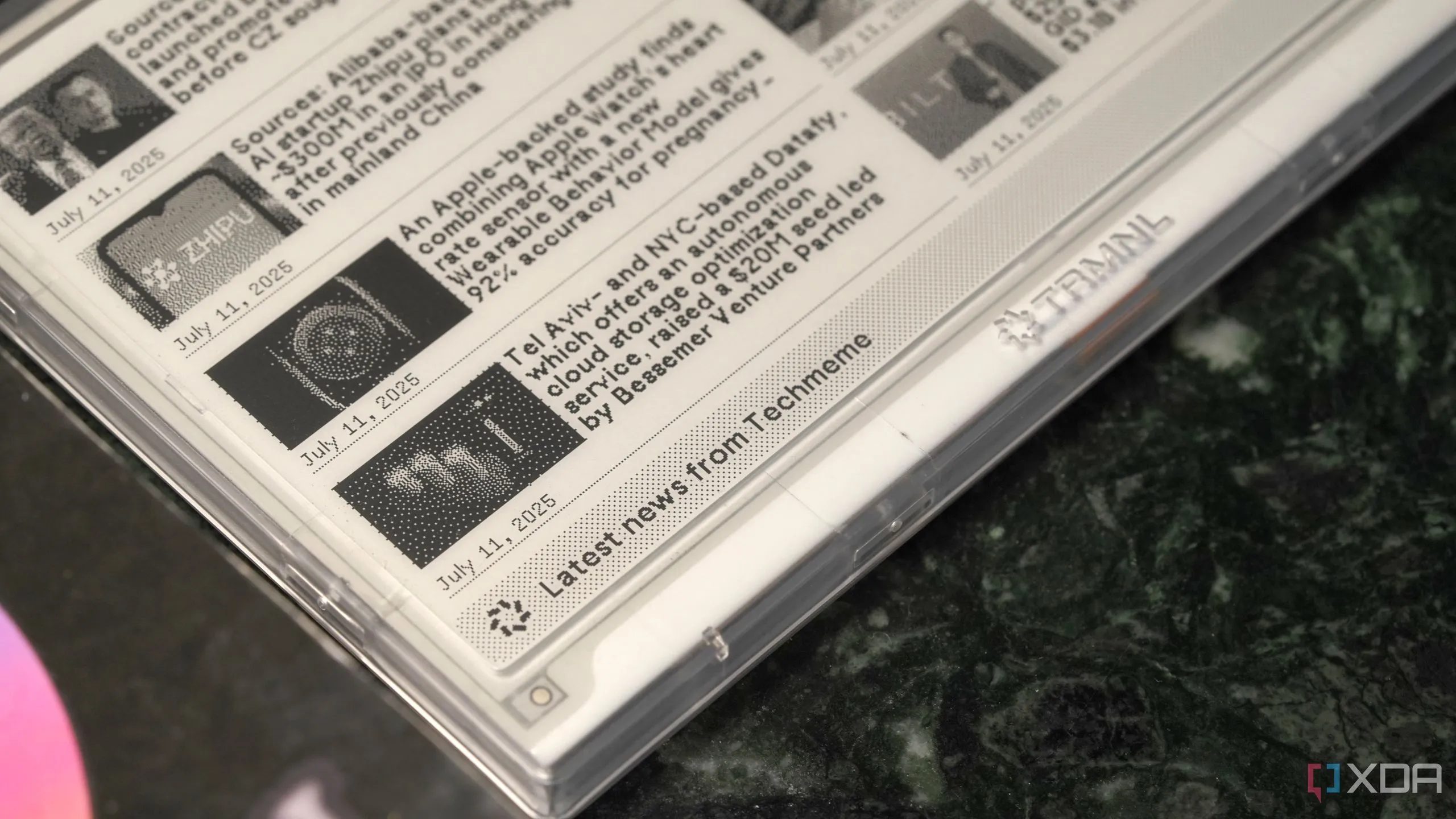 Góc màn hình e-ink TRMNL hiển thị tin tức và thông tin cập nhật