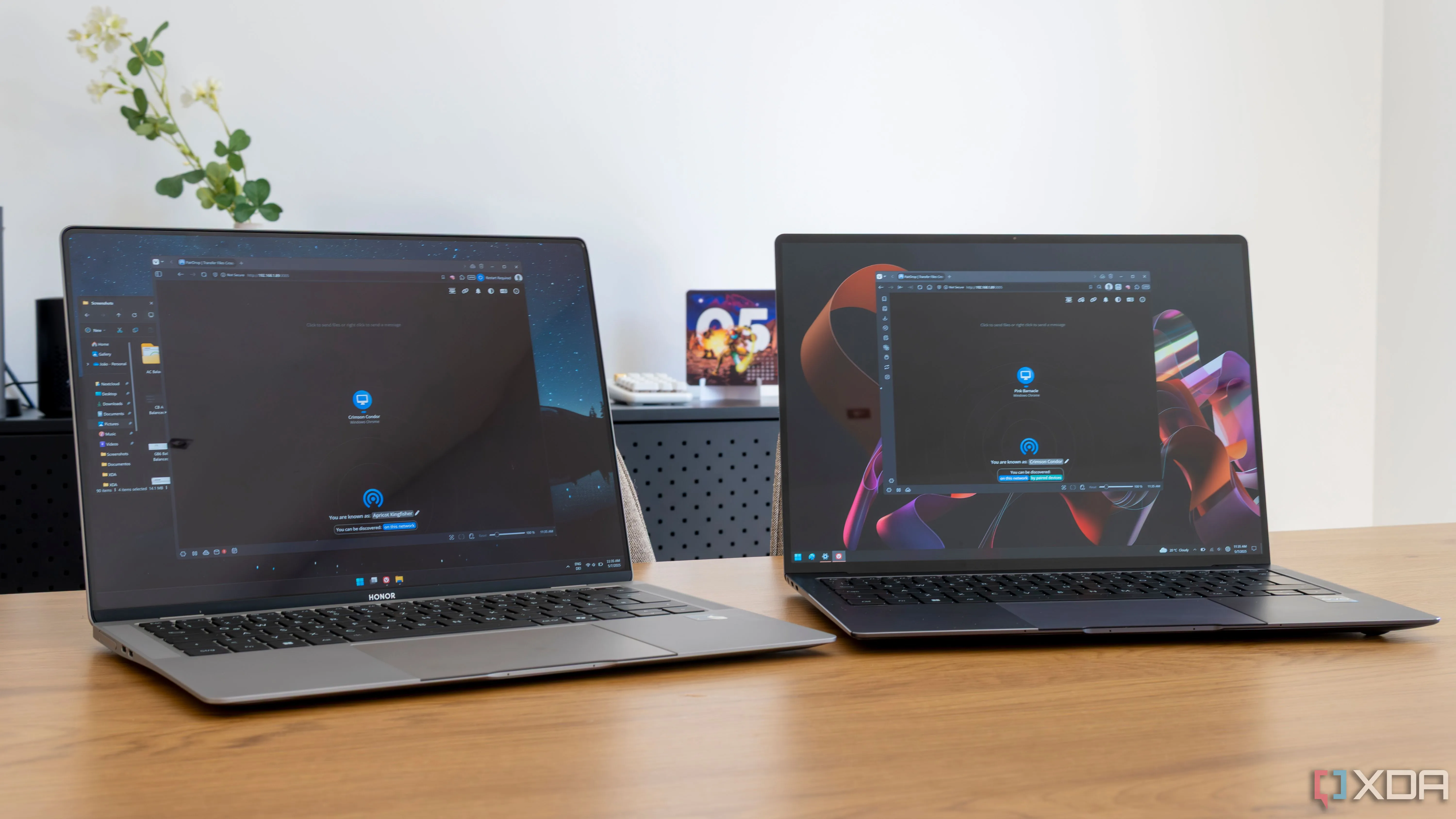 Hai laptop đang chạy Pairdrop song song trên màn hình