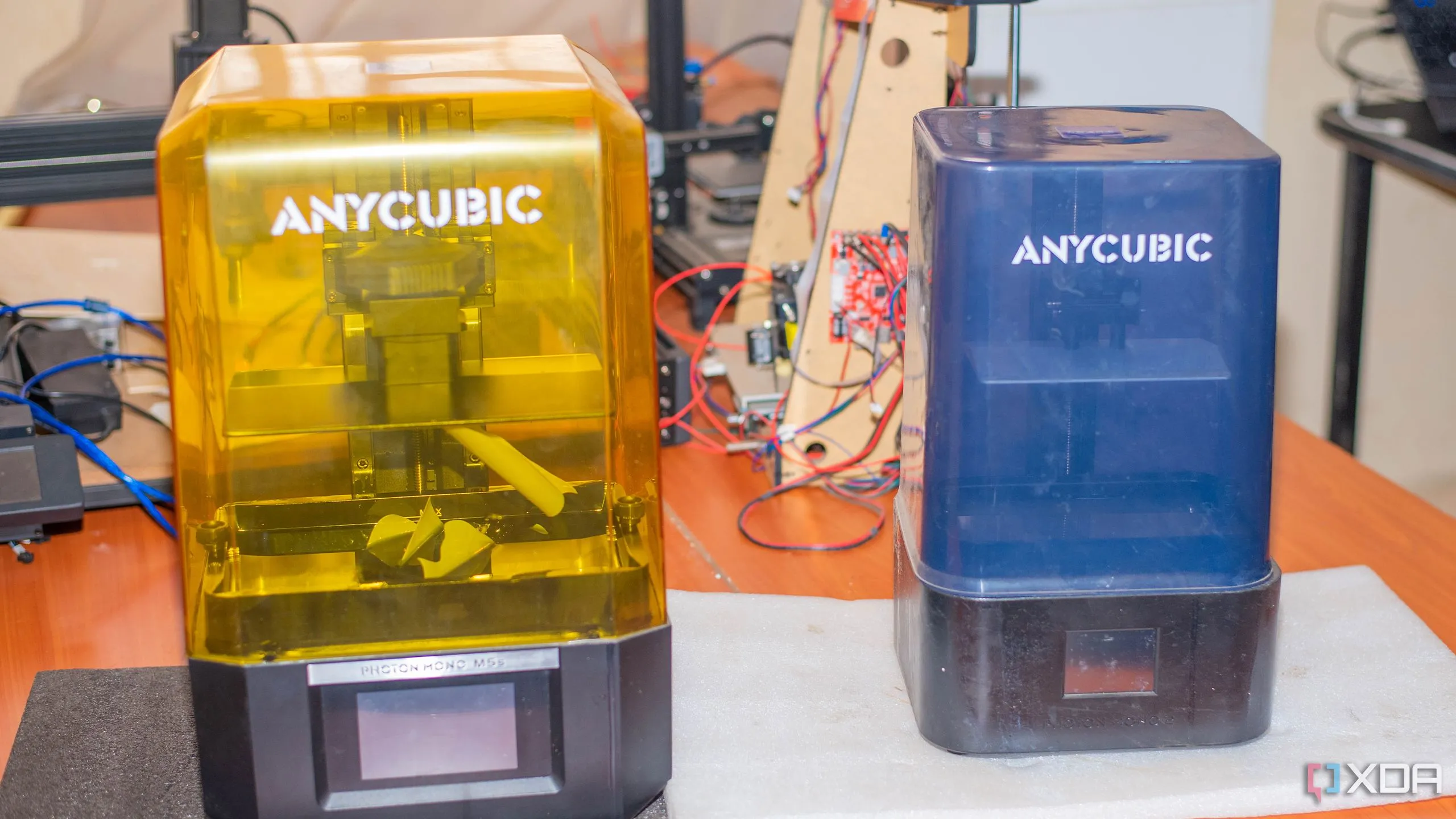Hai máy in 3D Anycubic trên bàn