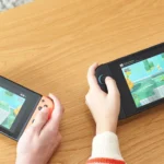Hai máy Nintendo Switch 2 và Switch đời đầu đang sử dụng tính năng GameShare để chơi game nhiều người chơi.