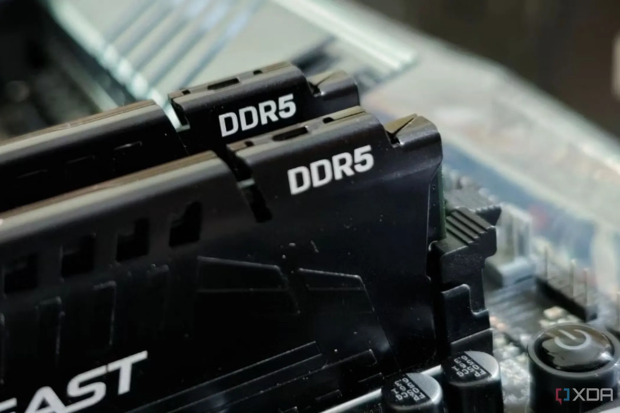 Hai thanh RAM DDR5 được cài đặt trên bo mạch chủ