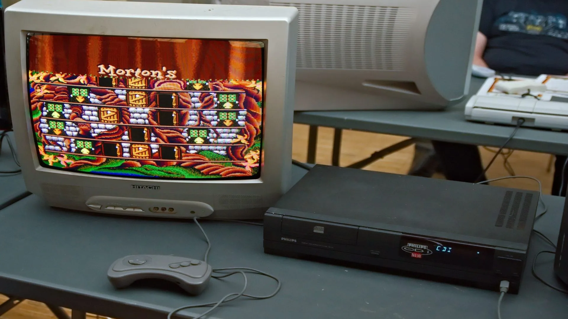 Hệ máy Philips CD-i đang chạy tựa game Hotel Mario tại một sự kiện