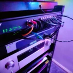 Hệ thống mạng gia đình với switch 10GbE và thiết bị AV trong tủ rack