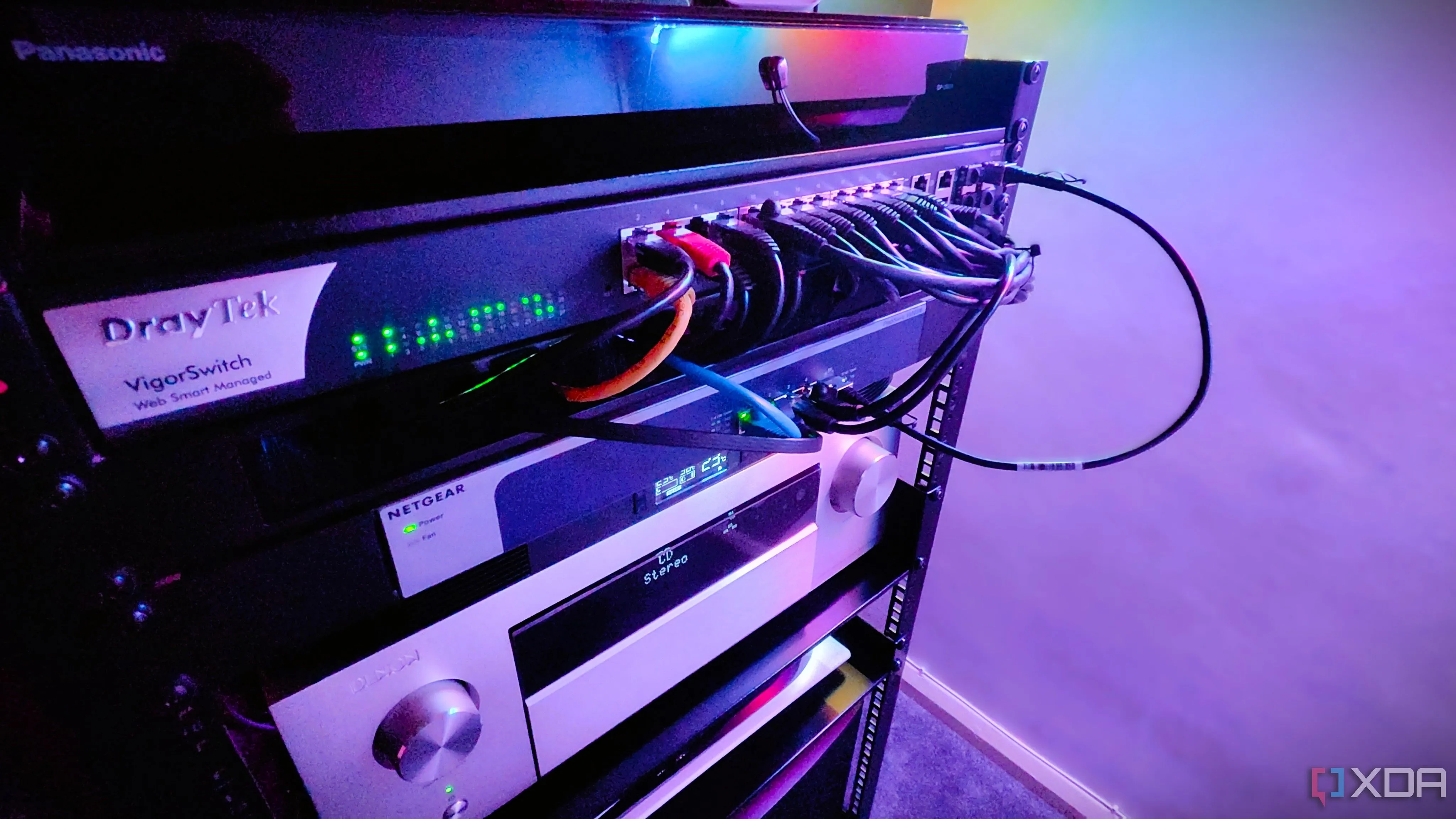 Hệ thống mạng gia đình với switch 10GbE và thiết bị AV trong tủ rack
