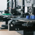 Hệ thống máy in 3D đang hoạt động, minh họa việc tạo ra các phụ kiện nhà thông minh