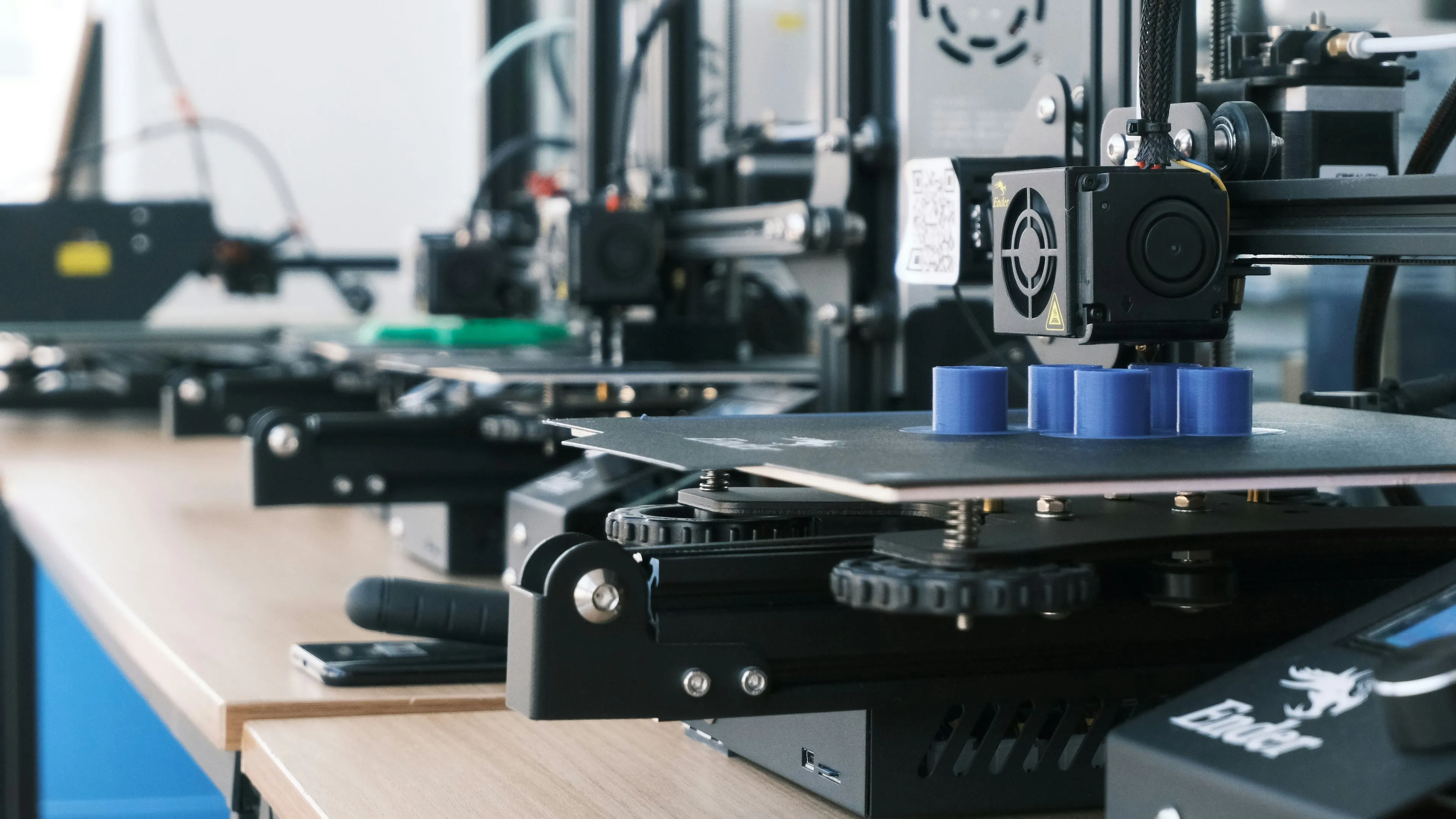 Hệ thống máy in 3D đang hoạt động, minh họa việc tạo ra các phụ kiện nhà thông minh