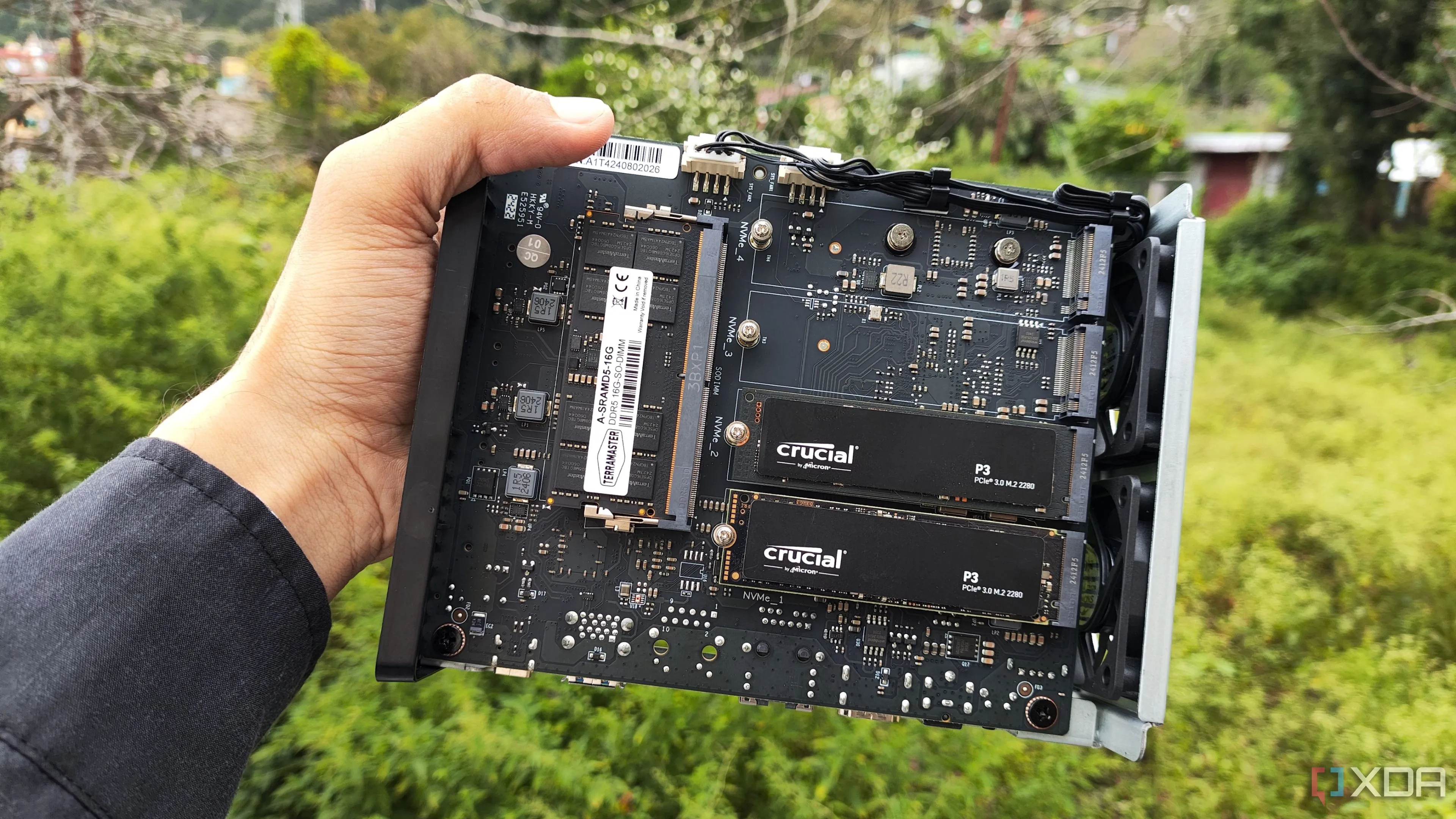 Hệ thống NAS TerraMaster F8 SSD Plus với hai ổ SSD M.2 được lắp đặt bên trong